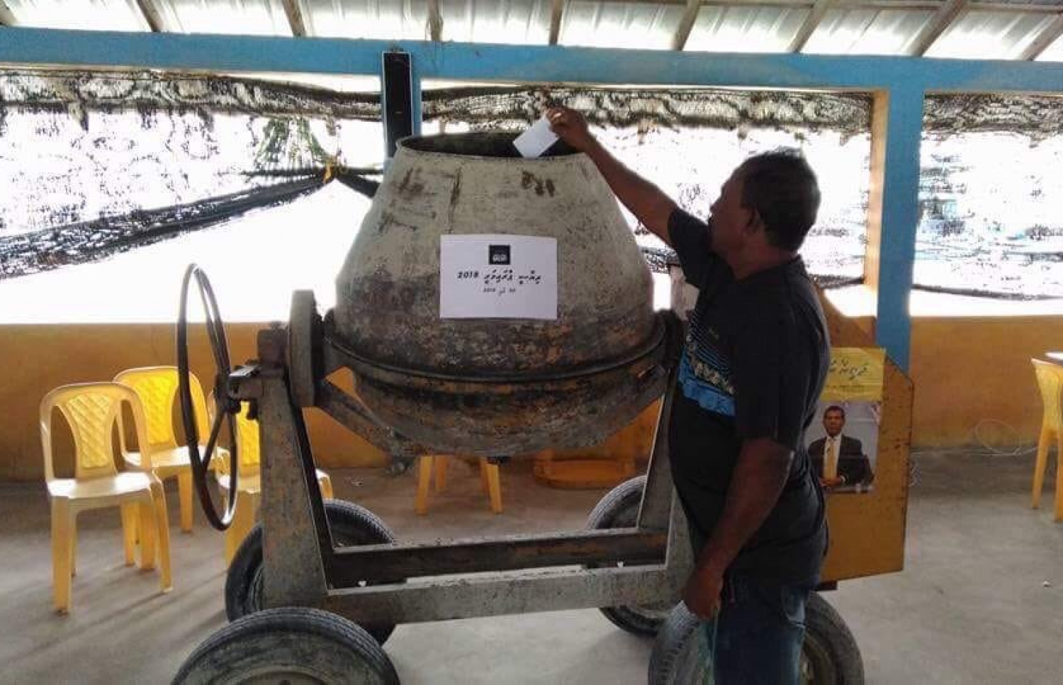 އެމްޑީޕީން އިއްޔެ ބޭއްވި ރިއާސީ ޕްރައިމަރީގައި ރަށެއްގައި ވޯޓުލަނީ. --ފޮޓޯ ސޯޝަލް މީޑިއާ