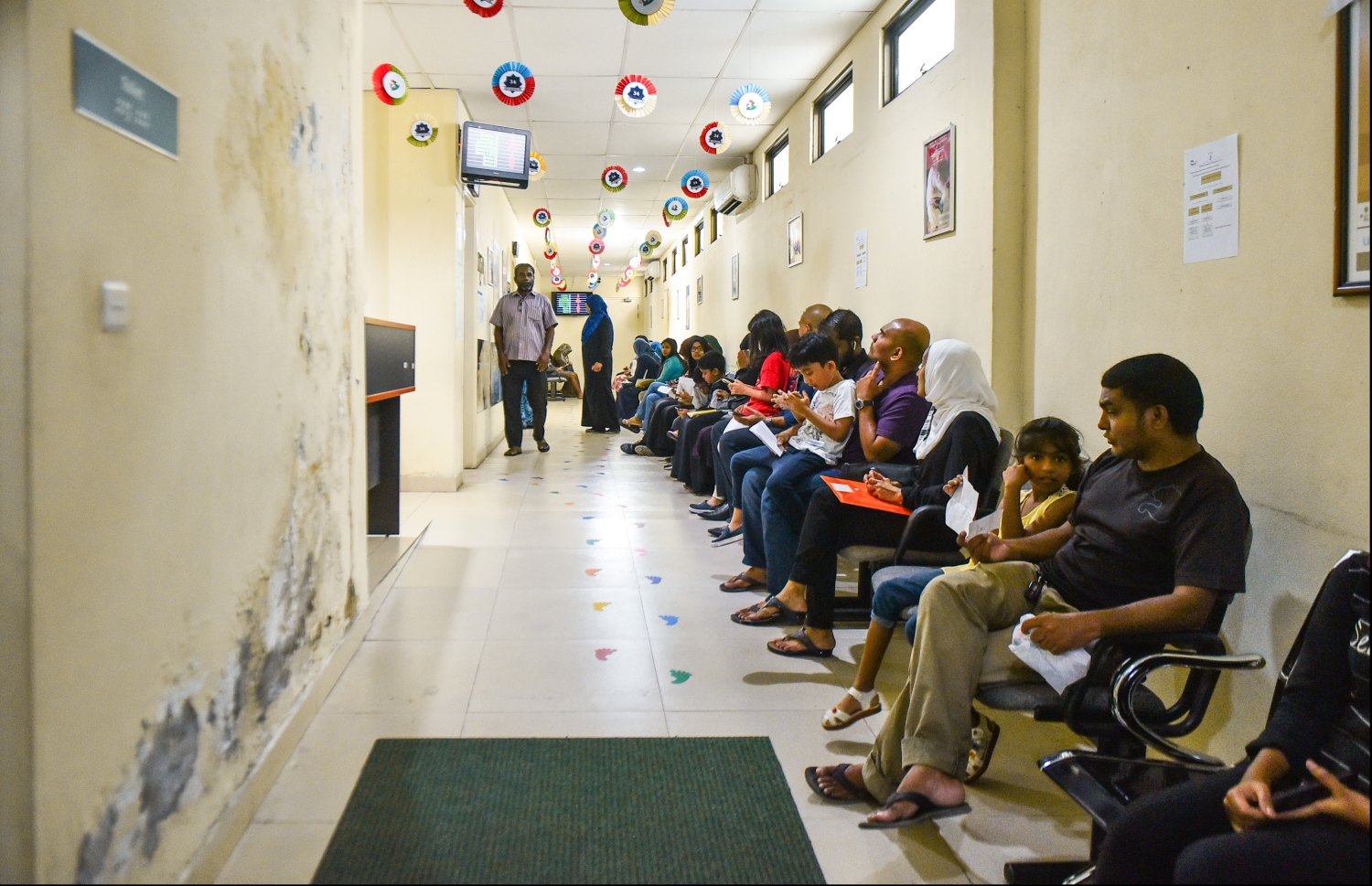 ކުދިން ގޮވައިގެން ވެކްސިން ޖަހަން ދިޔަ ބަޔަކު ދަމަނަވެށީގައި މަޑުކޮށްގެން. ފޮޓޯ: ހުސެން ވަހީދު/ މިހާރު