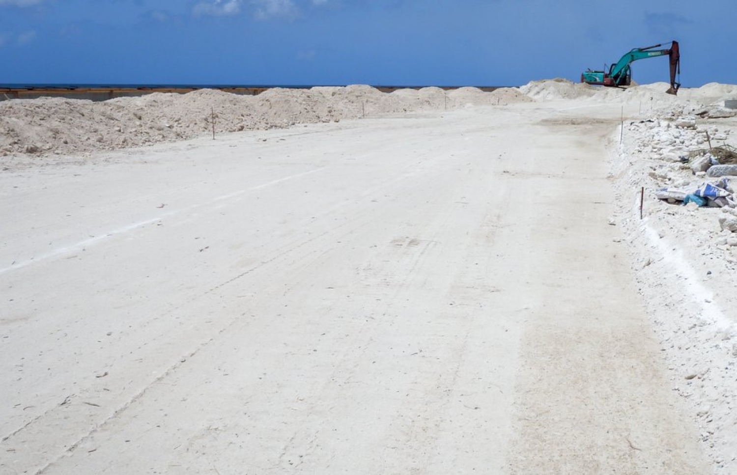 ހުޅުމާލެ އިން ހުޅުލެއަށް ހަދާ ހައިވޭގެ މަސައްކަތްކުރަނީ. ފޮޓޯ: އެޗްޑީސީ