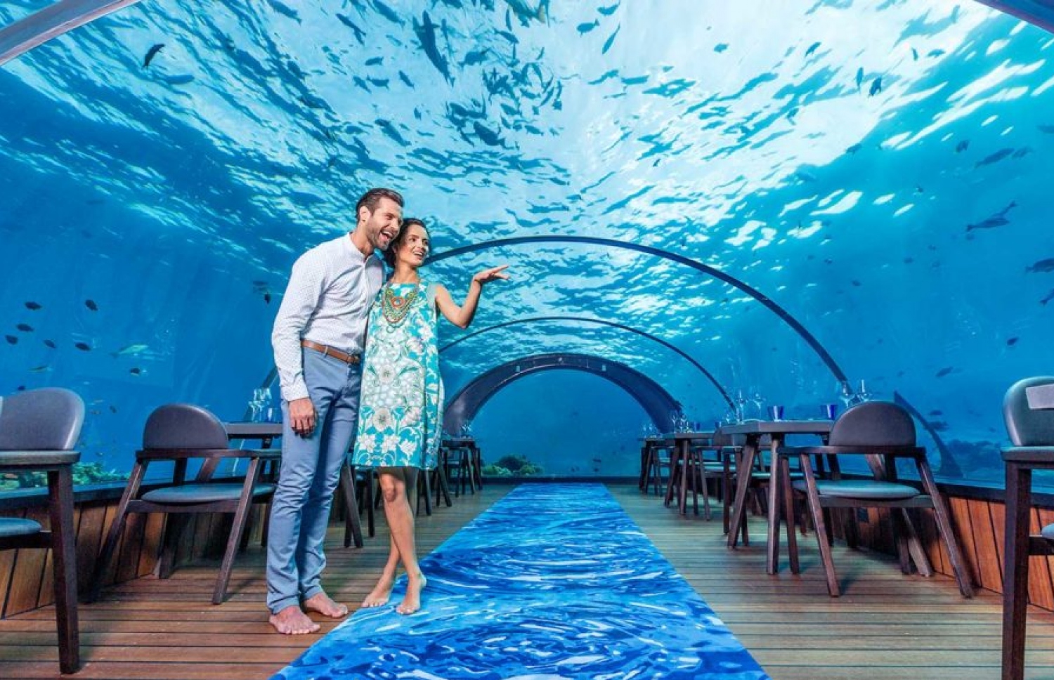 ހުރަވަޅީގެ ކަނޑުއަޑީގެ އެންމެ ބޮޑު ރެސްޓޯރަންޓު ތެރޭގައި ދެ ޓޫރިސްޓަކު ފޮޓޯއަކަށް ހުއްޓިގެން. - ފޮޓޯ: ހުރަވަޅި