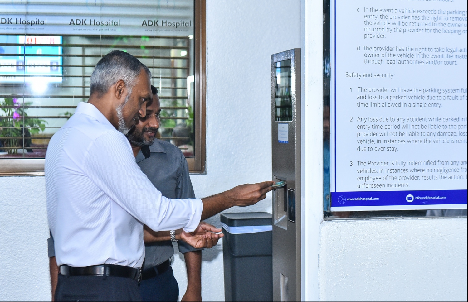 އޭޑީކޭ ހޮސްޕިޓަލްގައި ގާއިމްކުރި މެކޭނިކަލް ޕާކިން ސިސްޓަމްގައި މިނިސްޓަރު މުއިއްޒުގެ ކާރު ޕާކް ކުރުމަށްޓަކައި، އެކަމަށް ޚާއްސަ މެޝިނަށް މިރޭ ފައިސާ ލައްވަނީ.---ފޮޓޯ: ހުސެއިން ވަހީދު/މިހާރު