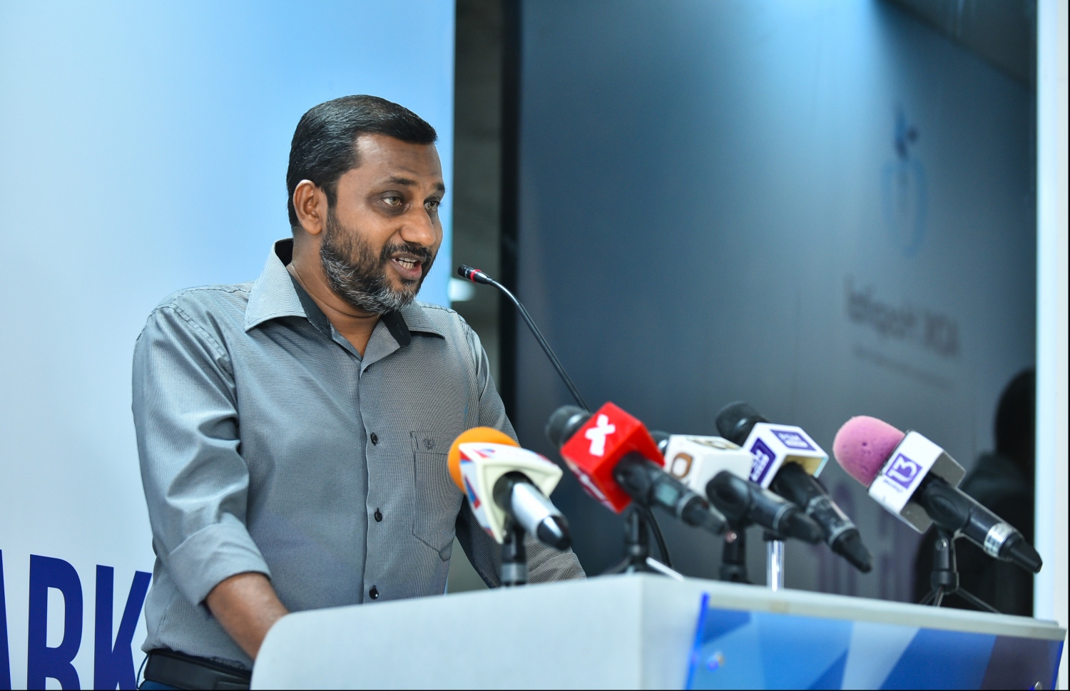 އޭޑީކޭގެ މެނޭޖިން ޑިރެކްޓަރު އަފްއާލް: ދުންފަތުގެ އިސްތިއުމާލު ކުރުމާ ދެކޮޅަށް އޭނާ އަންނަނީ ގިނަ މަސައްކަތްތަކެއް ކުރައްވަމުން-- މިހާރު ފޮޓޯ