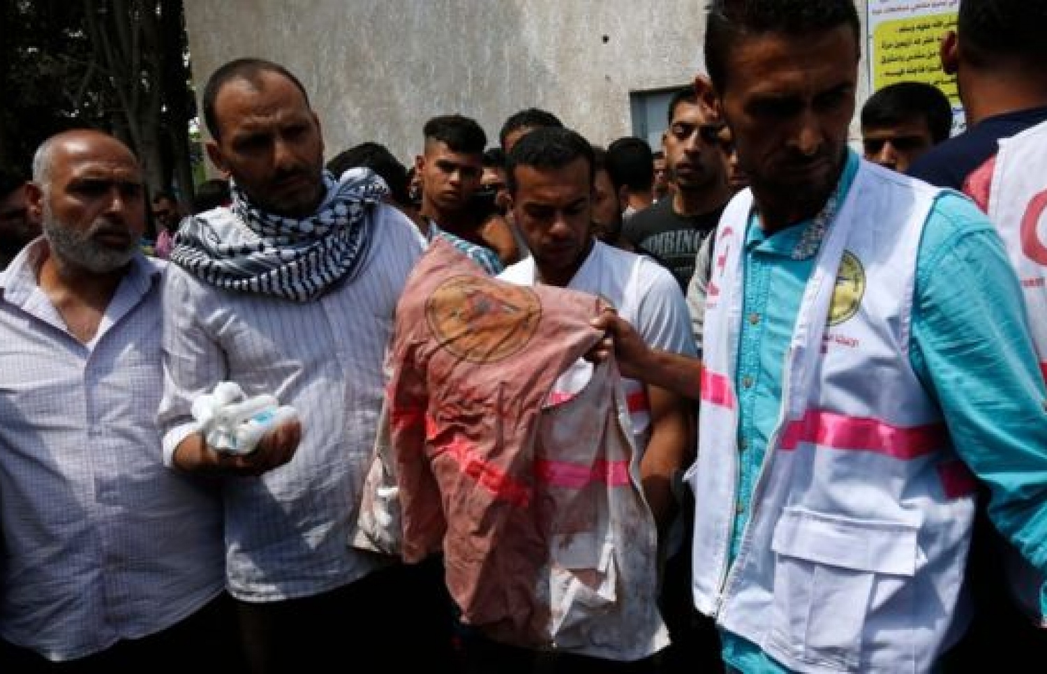 ލެއިން ތަތްތެޅިފައިވާ ނައްޖާރުގެ ޖެކެޓް ހިފައިގެން އޭނާގެ ބައްޕަ. --ފޮޓޯ:އޭއެފްޕީ