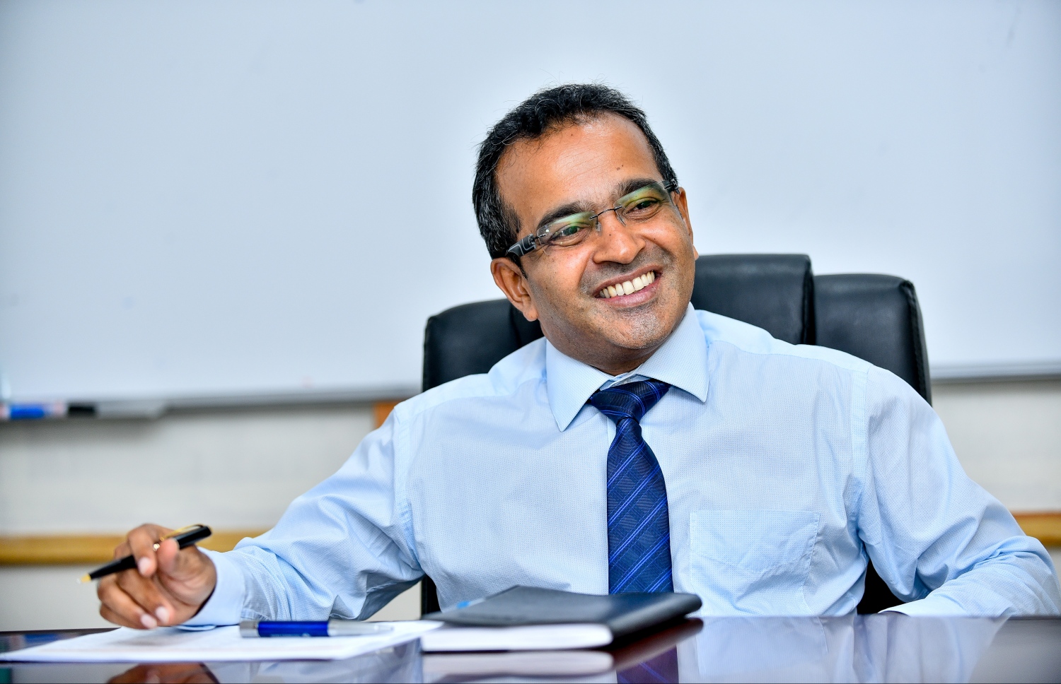 ވިލާ ކޮލެޖުގެ ބިޒްނަސް ފެކަލްޓީގެ ޑީން އަބްދުﷲ ނާފިޒު "މިހާރު"އަށް އިންޓަވިއުދެއްވަނީ.-- ފޮޓޯ: ނިޝާން އަލީ/ މިހާރު