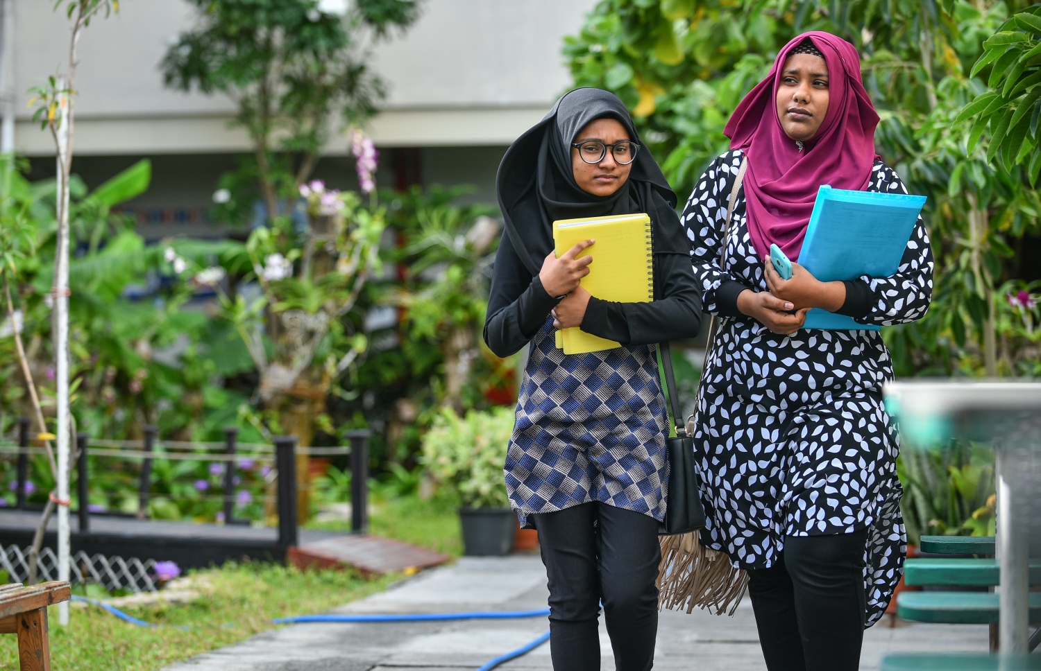 ވިލާ ކޮލެޖުގެ ގޯތިތެރޭގައި، އެ ކޮލެޖުގެ ދެ ދަރިވަރަކު -- ފޮޓޯ: ނިޝާން އަލީ/ މިހާރު