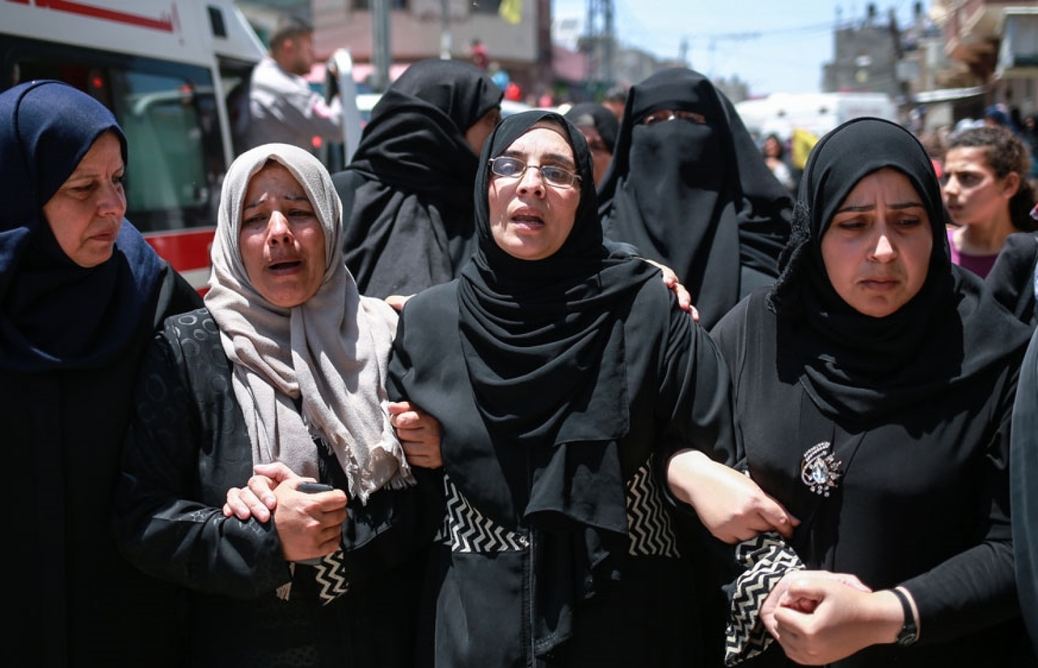 ރަޒާންގެ މަންމަ ސަބްރީން (ކ-ދެވަނަ) ޖަނާޒާގައި ހިތާމަ ފާޅުކުރަނީ. --ފޮޓޯ:އަލް ޖަޒީރާ