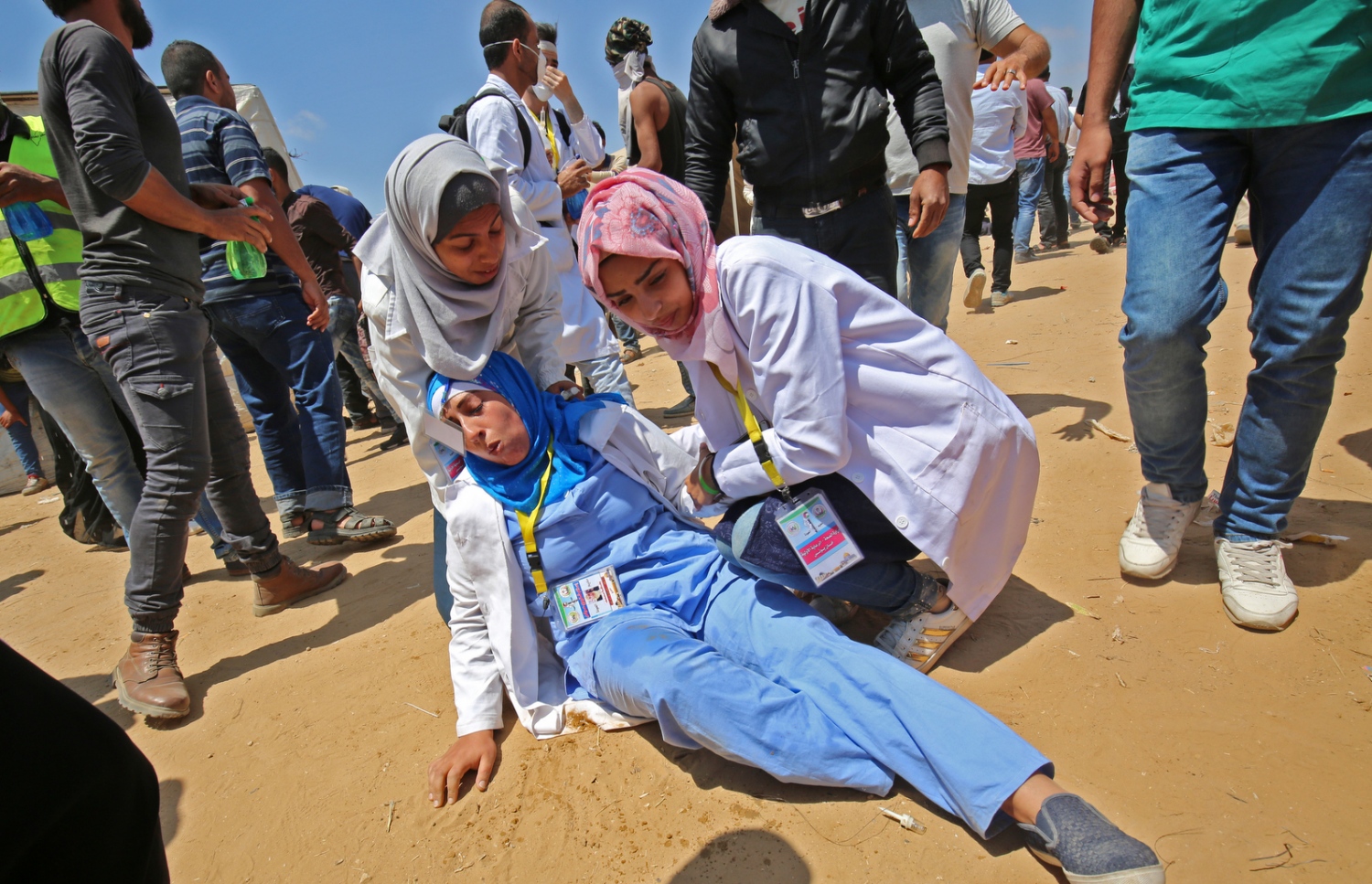 ރަޒާން އަލް ނައްޖާރު (މެދުން ކަނާތް ފަރާތުގައި) ޒަޚަމްވި މީހަކަށް ފަރުވާ ދިނުމުގައި. --ފޮޓޯ:އޭއެފްޕީ