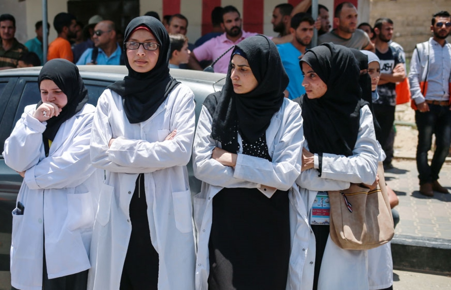 ރަޒާންއާ އެކު މަސައްކަތް ކުރި އެކުވެރިން ހިތާމައިގައި. --ފޮޓޯ:ރޮއިޓާސް