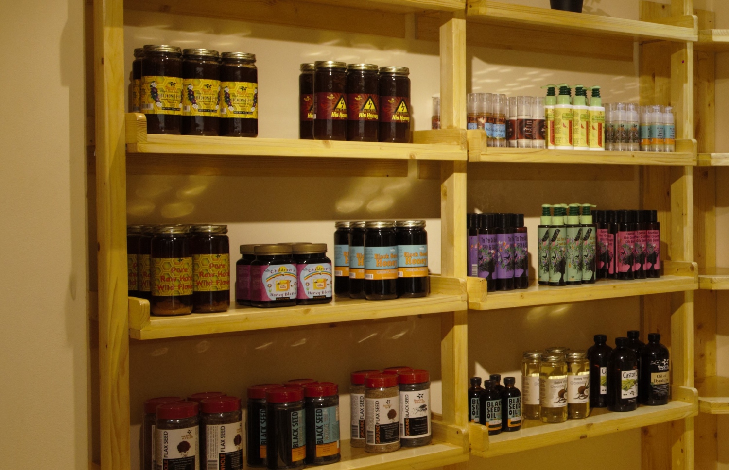 މާލެ: ޖޫން 2، 2018: ރީތިވުމާއި ދުޅަހެޔޮ ސިއްހަތެއްގައި ހުރުމަށް ބޭނުންވާ އޯގޭނިކް އަދި ނެޗުރަލް އުފެއްދުންތައް ވިއްކުމަށް ޚާއްސަކޮށް ހުޅުވި "އޮން ވީ" ފިހާރަ: މި ފިހާރަ އިން ވިއްކާ މަޝްހޫރު ބްރޭންޑްތަކުގެ ތެރޭގައި އިނގިރޭސި ވިލާތުގެ ދި އޯގޭނިކް ފާމަސީގެ އުފެއްދުން ތަކާއި، ޖަރުމަނުގެ ލަވޭރާ އަދި ހިޕް ބްރޭންޑްގެ އުފެއްދުންތަކުގެ އިތުރުން ޕޮލެންޑްގެ އާވާ ބްރޭންޑްގެ އުފެއްދުންތައް ވެސް ހިމެނޭ.-- ފޮޓޯ: އޮން ވީ