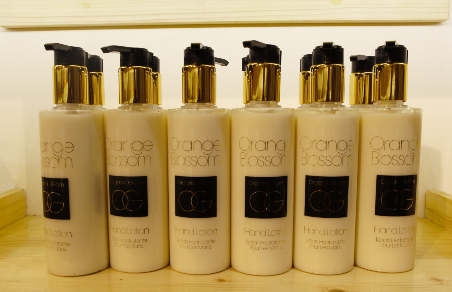 މާލެ: ޖޫން 2، 2018: ރީތިވުމާއި ދުޅަހެޔޮ ސިއްހަތެއްގައި ހުރުމަށް ބޭނުންވާ އޯގޭނިކް އަދި ނެޗުރަލް އުފެއްދުންތައް ވިއްކުމަށް ޚާއްސަކޮށް ހުޅުވި "އޮން ވީ" ފިހާރަ: މި ފިހާރަ އިން ވިއްކާ މަޝްހޫރު ބްރޭންޑްތަކުގެ ތެރޭގައި އިނގިރޭސި ވިލާތުގެ ދި އޯގޭނިކް ފާމަސީގެ އުފެއްދުން ތަކާއި، ޖަރުމަނުގެ ލަވޭރާ އަދި ހިޕް ބްރޭންޑްގެ އުފެއްދުންތަކުގެ އިތުރުން ޕޮލެންޑްގެ އާވާ ބްރޭންޑްގެ އުފެއްދުންތައް ވެސް ހިމެނޭ.-- ފޮޓޯ: އޮން ވީ