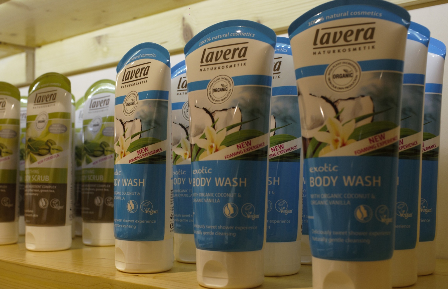 މާލެ: ޖޫން 2، 2018: ރީތިވުމާއި ދުޅަހެޔޮ ސިއްހަތެއްގައި ހުރުމަށް ބޭނުންވާ އޯގޭނިކް އަދި ނެޗުރަލް އުފެއްދުންތައް ވިއްކުމަށް ޚާއްސަކޮށް ހުޅުވި "އޮން ވީ" ފިހާރަ: މި ފިހާރަ އިން ވިއްކާ މަޝްހޫރު ބްރޭންޑްތަކުގެ ތެރޭގައި އިނގިރޭސި ވިލާތުގެ ދި އޯގޭނިކް ފާމަސީގެ އުފެއްދުން ތަކާއި، ޖަރުމަނުގެ ލަވޭރާ އަދި ހިޕް ބްރޭންޑްގެ އުފެއްދުންތަކުގެ އިތުރުން ޕޮލެންޑްގެ އާވާ ބްރޭންޑްގެ އުފެއްދުންތައް ވެސް ހިމެނޭ.-- ފޮޓޯ: އޮން ވީ