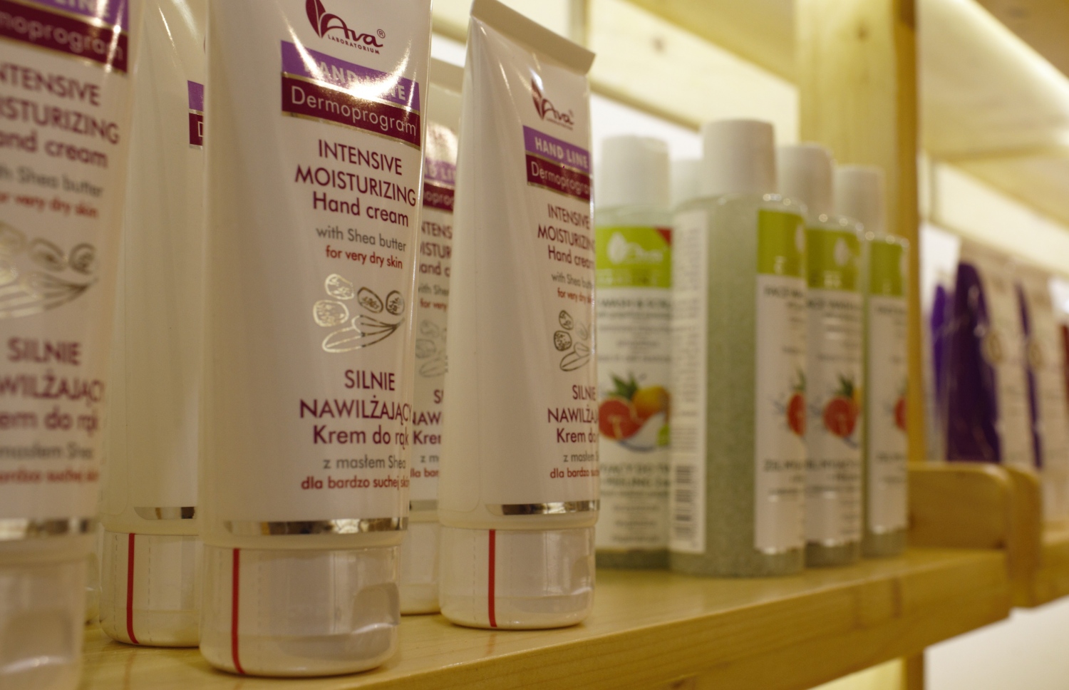 މާލެ: ޖޫން 2، 2018: ރީތިވުމާއި ދުޅަހެޔޮ ސިއްހަތެއްގައި ހުރުމަށް ބޭނުންވާ އޯގޭނިކް އަދި ނެޗުރަލް އުފެއްދުންތައް ވިއްކުމަށް ޚާއްސަކޮށް ހުޅުވި "އޮން ވީ" ފިހާރަ: މި ފިހާރަ އިން ވިއްކާ މަޝްހޫރު ބްރޭންޑްތަކުގެ ތެރޭގައި އިނގިރޭސި ވިލާތުގެ ދި އޯގޭނިކް ފާމަސީގެ އުފެއްދުން ތަކާއި، ޖަރުމަނުގެ ލަވޭރާ އަދި ހިޕް ބްރޭންޑްގެ އުފެއްދުންތަކުގެ އިތުރުން ޕޮލެންޑްގެ އާވާ ބްރޭންޑްގެ އުފެއްދުންތައް ވެސް ހިމެނޭ.-- ފޮޓޯ: އޮން ވީ