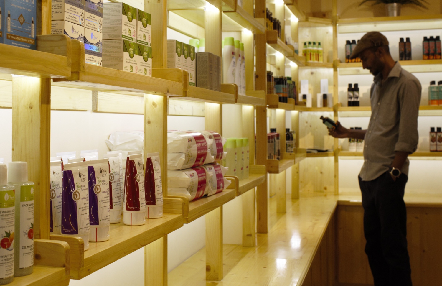 މާލެ: ޖޫން 2، 2018: ރީތިވުމާއި ދުޅަހެޔޮ ސިއްހަތެއްގައި ހުރުމަށް ބޭނުންވާ އޯގޭނިކް އަދި ނެޗުރަލް އުފެއްދުންތައް ވިއްކުމަށް ޚާއްސަކޮށް ހުޅުވި "އޮން ވީ" ފިހާރަ: މި ފިހާރަ އިން ވިއްކާ މަޝްހޫރު ބްރޭންޑްތަކުގެ ތެރޭގައި އިނގިރޭސި ވިލާތުގެ ދި އޯގޭނިކް ފާމަސީގެ އުފެއްދުން ތަކާއި، ޖަރުމަނުގެ ލަވޭރާ އަދި ހިޕް ބްރޭންޑްގެ އުފެއްދުންތަކުގެ އިތުރުން ޕޮލެންޑްގެ އާވާ ބްރޭންޑްގެ އުފެއްދުންތައް ވެސް ހިމެނޭ.-- ފޮޓޯ: އޮން ވީ