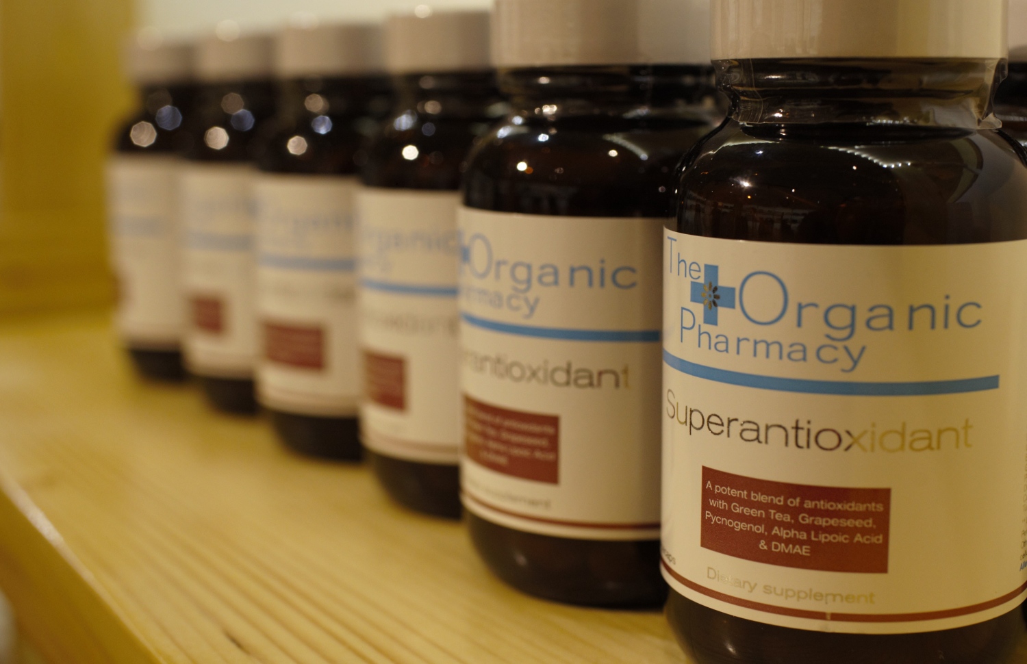 މާލެ: ޖޫން 2، 2018: ރީތިވުމާއި ދުޅަހެޔޮ ސިއްހަތެއްގައި ހުރުމަށް ބޭނުންވާ އޯގޭނިކް އަދި ނެޗުރަލް އުފެއްދުންތައް ވިއްކުމަށް ޚާއްސަކޮށް ހުޅުވި "އޮން ވީ" ފިހާރަ: މި ފިހާރަ އިން ވިއްކާ މަޝްހޫރު ބްރޭންޑްތަކުގެ ތެރޭގައި އިނގިރޭސި ވިލާތުގެ ދި އޯގޭނިކް ފާމަސީގެ އުފެއްދުން ތަކާއި، ޖަރުމަނުގެ ލަވޭރާ އަދި ހިޕް ބްރޭންޑްގެ އުފެއްދުންތަކުގެ އިތުރުން ޕޮލެންޑްގެ އާވާ ބްރޭންޑްގެ އުފެއްދުންތައް ވެސް ހިމެނޭ.-- ފޮޓޯ: އޮން ވީ