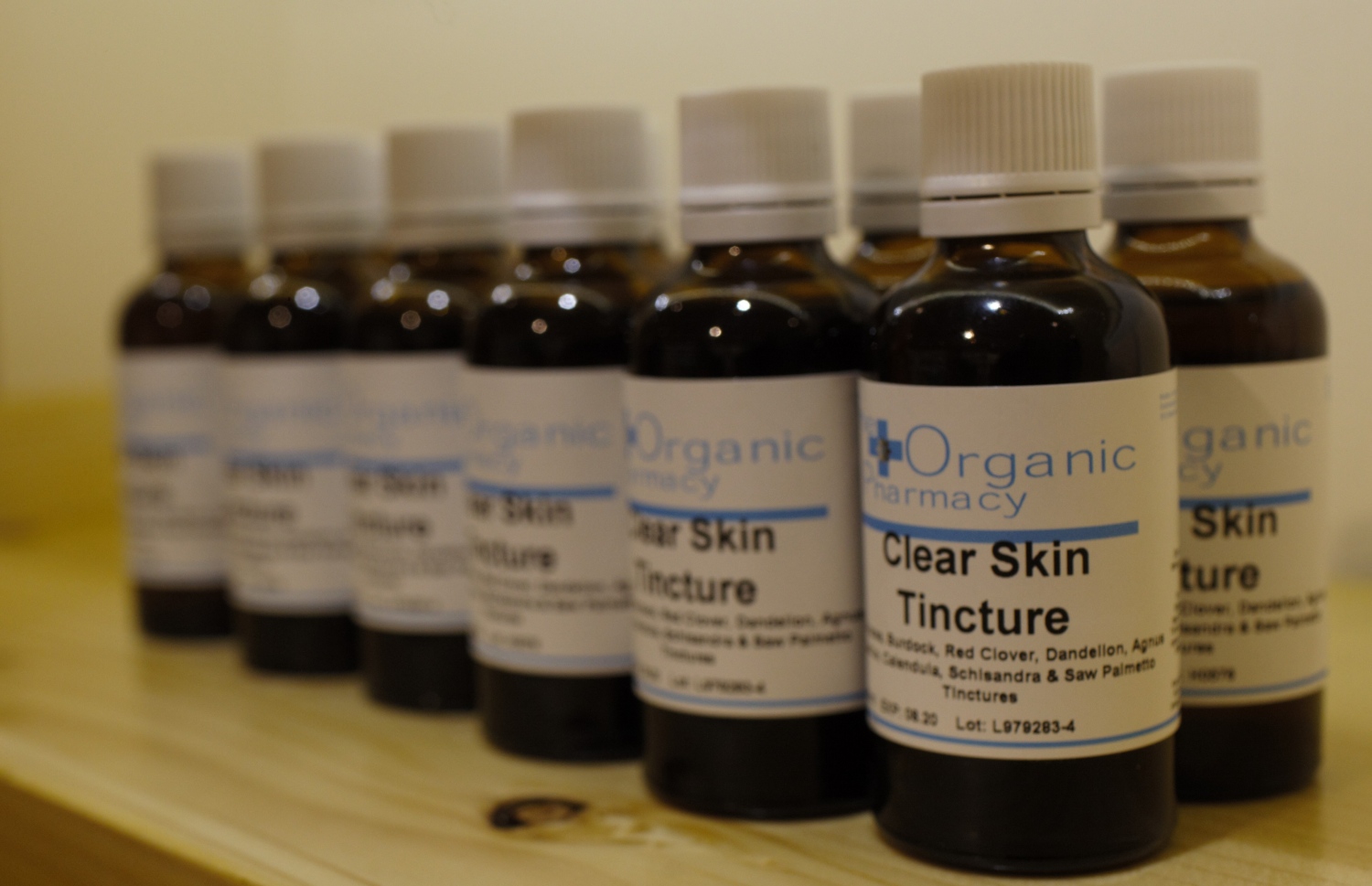 މާލެ: ޖޫން 2، 2018: ރީތިވުމާއި ދުޅަހެޔޮ ސިއްހަތެއްގައި ހުރުމަށް ބޭނުންވާ އޯގޭނިކް އަދި ނެޗުރަލް އުފެއްދުންތައް ވިއްކުމަށް ޚާއްސަކޮށް ހުޅުވި "އޮން ވީ" ފިހާރަ: މި ފިހާރަ އިން ވިއްކާ މަޝްހޫރު ބްރޭންޑްތަކުގެ ތެރޭގައި އިނގިރޭސި ވިލާތުގެ ދި އޯގޭނިކް ފާމަސީގެ އުފެއްދުން ތަކާއި، ޖަރުމަނުގެ ލަވޭރާ އަދި ހިޕް ބްރޭންޑްގެ އުފެއްދުންތަކުގެ އިތުރުން ޕޮލެންޑްގެ އާވާ ބްރޭންޑްގެ އުފެއްދުންތައް ވެސް ހިމެނޭ.-- ފޮޓޯ: އޮން ވީ