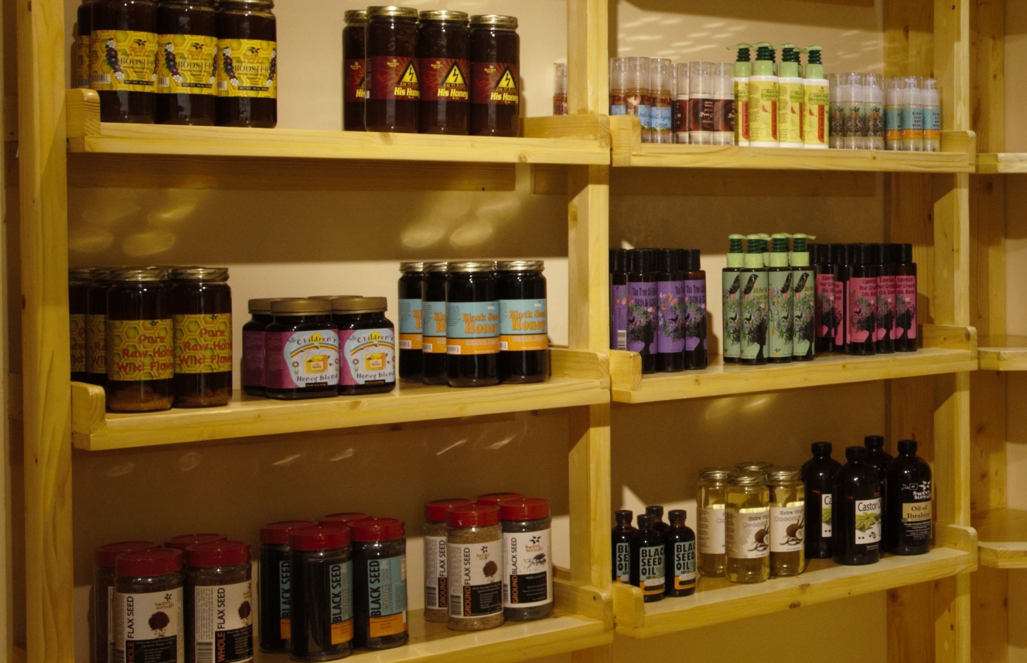 މާލެ: ޖޫން 2، 2018: ރީތިވުމާއި ދުޅަހެޔޮ ސިއްހަތެއްގައި ހުރުމަށް ބޭނުންވާ އޯގޭނިކް އަދި ނެޗުރަލް އުފެއްދުންތައް ވިއްކުމަށް ޚާއްސަކޮށް ހުޅުވި "އޮން ވީ" ފިހާރަ: މި ފިހާރަ އިން ވިއްކާ މަޝްހޫރު ބްރޭންޑްތަކުގެ ތެރޭގައި އިނގިރޭސި ވިލާތުގެ ދި އޯގޭނިކް ފާމަސީގެ އުފެއްދުން ތަކާއި، ޖަރުމަނުގެ ލަވޭރާ އަދި ހިޕް ބްރޭންޑްގެ އުފެއްދުންތަކުގެ އިތުރުން ޕޮލެންޑްގެ އާވާ ބްރޭންޑްގެ އުފެއްދުންތައް ވެސް ހިމެނޭ.-- ފޮޓޯ: އޮން ވީ