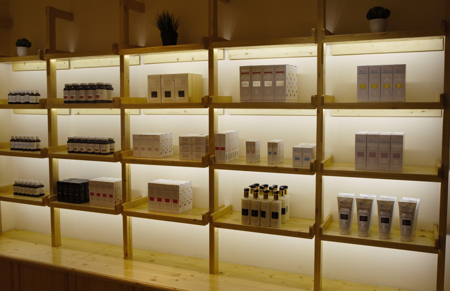 މާލެ: ޖޫން 2، 2018: ރީތިވުމާއި ދުޅަހެޔޮ ސިއްހަތެއްގައި ހުރުމަށް ބޭނުންވާ އޯގޭނިކް އަދި ނެޗުރަލް އުފެއްދުންތައް ވިއްކުމަށް ޚާއްސަކޮށް ހުޅުވި "އޮން ވީ" ފިހާރަ: މި ފިހާރަ އިން ވިއްކާ މަޝްހޫރު ބްރޭންޑްތަކުގެ ތެރޭގައި އިނގިރޭސި ވިލާތުގެ ދި އޯގޭނިކް ފާމަސީގެ އުފެއްދުން ތަކާއި، ޖަރުމަނުގެ ލަވޭރާ އަދި ހިޕް ބްރޭންޑްގެ އުފެއްދުންތަކުގެ އިތުރުން ޕޮލެންޑްގެ އާވާ ބްރޭންޑްގެ އުފެއްދުންތައް ވެސް ހިމެނޭ.-- ފޮޓޯ: އޮން ވީ