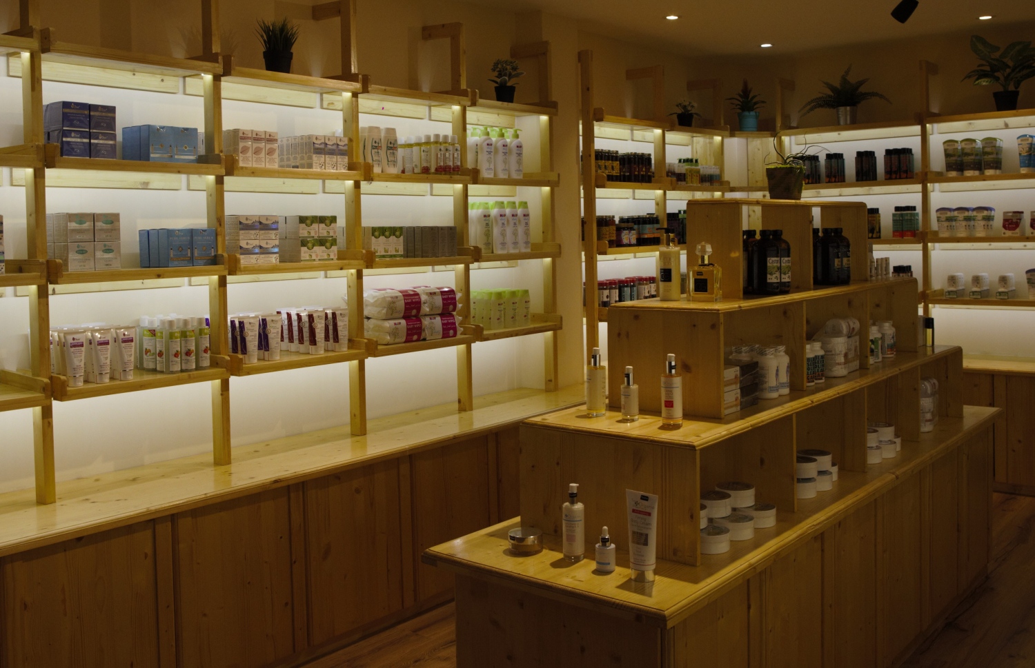 މާލެ: ޖޫން 2، 2018: ރީތިވުމާއި ދުޅަހެޔޮ ސިއްހަތެއްގައި ހުރުމަށް ބޭނުންވާ އޯގޭނިކް އަދި ނެޗުރަލް އުފެއްދުންތައް ވިއްކުމަށް ޚާއްސަކޮށް ހުޅުވި "އޮން ވީ" ފިހާރަ: މި ފިހާރަ އިން ވިއްކާ މަޝްހޫރު ބްރޭންޑްތަކުގެ ތެރޭގައި އިނގިރޭސި ވިލާތުގެ ދި އޯގޭނިކް ފާމަސީގެ އުފެއްދުން ތަކާއި، ޖަރުމަނުގެ ލަވޭރާ އަދި ހިޕް ބްރޭންޑްގެ އުފެއްދުންތަކުގެ އިތުރުން ޕޮލެންޑްގެ އާވާ ބްރޭންޑްގެ އުފެއްދުންތައް ވެސް ހިމެނޭ.-- ފޮޓޯ: އޮން ވީ