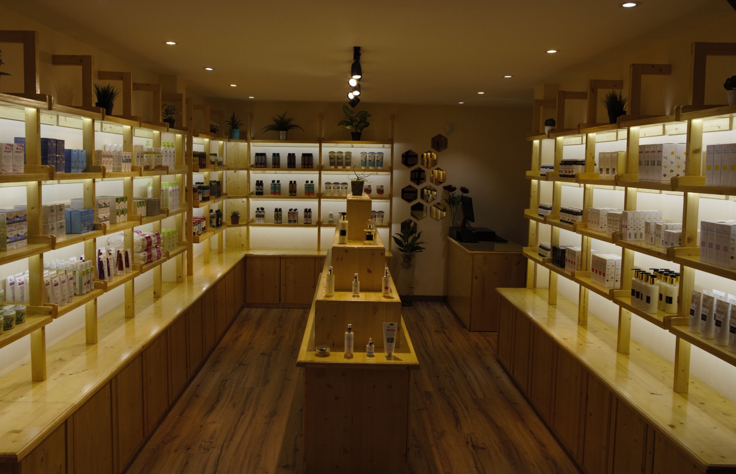 މާލެ: ޖޫން 2، 2018: ރީތިވުމާއި ދުޅަހެޔޮ ސިއްހަތެއްގައި ހުރުމަށް ބޭނުންވާ އޯގޭނިކް އަދި ނެޗުރަލް އުފެއްދުންތައް ވިއްކުމަށް ޚާއްސަކޮށް ހުޅުވި "އޮން ވީ" ފިހާރަ: މި ފިހާރަ އިން ވިއްކާ މަޝްހޫރު ބްރޭންޑްތަކުގެ ތެރޭގައި އިނގިރޭސި ވިލާތުގެ ދި އޯގޭނިކް ފާމަސީގެ އުފެއްދުން ތަކާއި، ޖަރުމަނުގެ ލަވޭރާ އަދި ހިޕް ބްރޭންޑްގެ އުފެއްދުންތަކުގެ އިތުރުން ޕޮލެންޑްގެ އާވާ ބްރޭންޑްގެ އުފެއްދުންތައް ވެސް ހިމެނޭ.-- ފޮޓޯ: އޮން ވީ