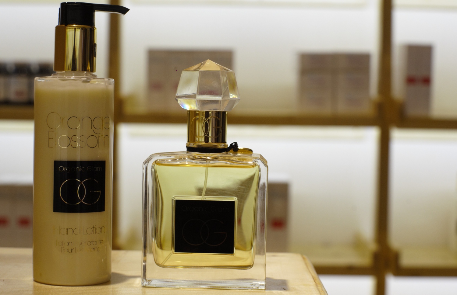 މާލެ: ޖޫން 2، 2018: ރީތިވުމާއި ދުޅަހެޔޮ ސިއްހަތެއްގައި ހުރުމަށް ބޭނުންވާ އޯގޭނިކް އަދި ނެޗުރަލް އުފެއްދުންތައް ވިއްކުމަށް ޚާއްސަކޮށް ހުޅުވި "އޮން ވީ" ފިހާރަ: މި ފިހާރަ އިން ވިއްކާ މަޝްހޫރު ބްރޭންޑްތަކުގެ ތެރޭގައި އިނގިރޭސި ވިލާތުގެ ދި އޯގޭނިކް ފާމަސީގެ އުފެއްދުން ތަކާއި، ޖަރުމަނުގެ ލަވޭރާ އަދި ހިޕް ބްރޭންޑްގެ އުފެއްދުންތަކުގެ އިތުރުން ޕޮލެންޑްގެ އާވާ ބްރޭންޑްގެ އުފެއްދުންތައް ވެސް ހިމެނޭ.-- ފޮޓޯ: އޮން ވީ