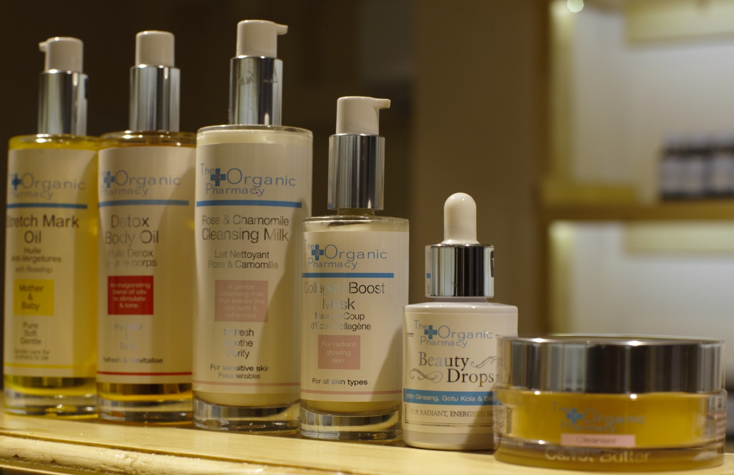 މާލެ: ޖޫން 2، 2018: ރީތިވުމާއި ދުޅަހެޔޮ ސިއްހަތެއްގައި ހުރުމަށް ބޭނުންވާ އޯގޭނިކް އަދި ނެޗުރަލް އުފެއްދުންތައް ވިއްކުމަށް ޚާއްސަކޮށް ހުޅުވި "އޮން ވީ" ފިހާރަ: މި ފިހާރަ އިން ވިއްކާ މަޝްހޫރު ބްރޭންޑްތަކުގެ ތެރޭގައި އިނގިރޭސި ވިލާތުގެ ދި އޯގޭނިކް ފާމަސީގެ އުފެއްދުން ތަކާއި، ޖަރުމަނުގެ ލަވޭރާ އަދި ހިޕް ބްރޭންޑްގެ އުފެއްދުންތަކުގެ އިތުރުން ޕޮލެންޑްގެ އާވާ ބްރޭންޑްގެ އުފެއްދުންތައް ވެސް ހިމެނޭ.-- ފޮޓޯ: އޮން ވީ