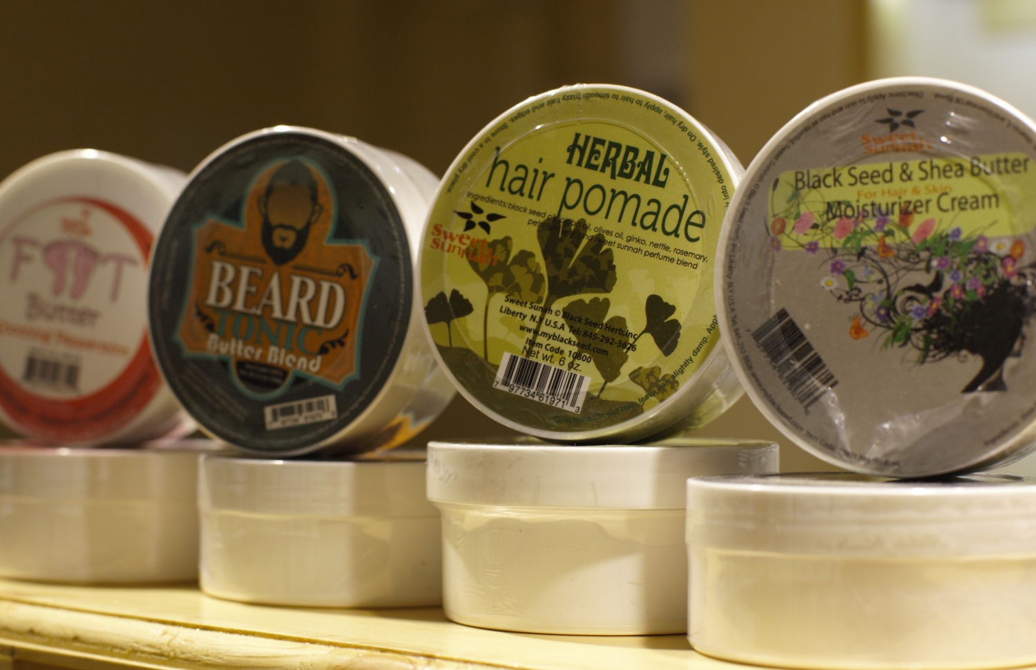 މާލެ: ޖޫން 2، 2018: ރީތިވުމާއި ދުޅަހެޔޮ ސިއްހަތެއްގައި ހުރުމަށް ބޭނުންވާ އޯގޭނިކް އަދި ނެޗުރަލް އުފެއްދުންތައް ވިއްކުމަށް ޚާއްސަކޮށް ހުޅުވި "އޮން ވީ" ފިހާރަ: މި ފިހާރަ އިން ވިއްކާ މަޝްހޫރު ބްރޭންޑްތަކުގެ ތެރޭގައި އިނގިރޭސި ވިލާތުގެ ދި އޯގޭނިކް ފާމަސީގެ އުފެއްދުން ތަކާއި، ޖަރުމަނުގެ ލަވޭރާ އަދި ހިޕް ބްރޭންޑްގެ އުފެއްދުންތަކުގެ އިތުރުން ޕޮލެންޑްގެ އާވާ ބްރޭންޑްގެ އުފެއްދުންތައް ވެސް ހިމެނޭ.-- ފޮޓޯ: އޮން ވީ