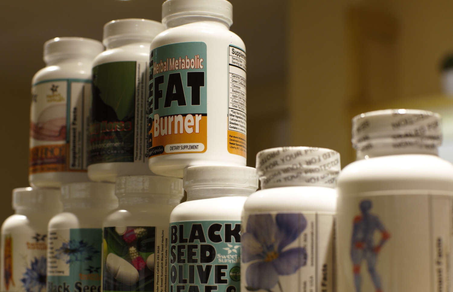 މާލެ: ޖޫން 2، 2018: ރީތިވުމާއި ދުޅަހެޔޮ ސިއްހަތެއްގައި ހުރުމަށް ބޭނުންވާ އޯގޭނިކް އަދި ނެޗުރަލް އުފެއްދުންތައް ވިއްކުމަށް ޚާއްސަކޮށް ހުޅުވި "އޮން ވީ" ފިހާރަ: މި ފިހާރަ އިން ވިއްކާ މަޝްހޫރު ބްރޭންޑްތަކުގެ ތެރޭގައި އިނގިރޭސި ވިލާތުގެ ދި އޯގޭނިކް ފާމަސީގެ އުފެއްދުން ތަކާއި، ޖަރުމަނުގެ ލަވޭރާ އަދި ހިޕް ބްރޭންޑްގެ އުފެއްދުންތަކުގެ އިތުރުން ޕޮލެންޑްގެ އާވާ ބްރޭންޑްގެ އުފެއްދުންތައް ވެސް ހިމެނޭ.-- ފޮޓޯ: އޮން ވީ