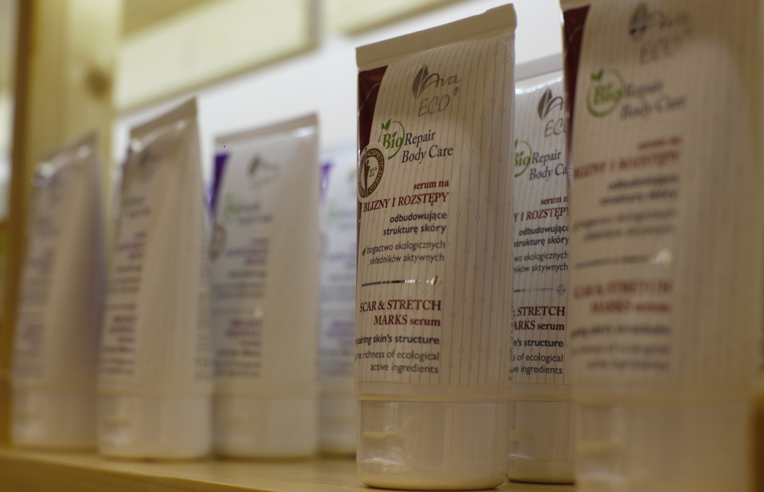 މާލެ: ޖޫން 2، 2018: ރީތިވުމާއި ދުޅަހެޔޮ ސިއްހަތެއްގައި ހުރުމަށް ބޭނުންވާ އޯގޭނިކް އަދި ނެޗުރަލް އުފެއްދުންތައް ވިއްކުމަށް ޚާއްސަކޮށް ހުޅުވި "އޮން ވީ" ފިހާރަ: މި ފިހާރަ އިން ވިއްކާ މަޝްހޫރު ބްރޭންޑްތަކުގެ ތެރޭގައި އިނގިރޭސި ވިލާތުގެ ދި އޯގޭނިކް ފާމަސީގެ އުފެއްދުން ތަކާއި، ޖަރުމަނުގެ ލަވޭރާ އަދި ހިޕް ބްރޭންޑްގެ އުފެއްދުންތަކުގެ އިތުރުން ޕޮލެންޑްގެ އާވާ ބްރޭންޑްގެ އުފެއްދުންތައް ވެސް ހިމެނޭ.-- ފޮޓޯ: އޮން ވީ