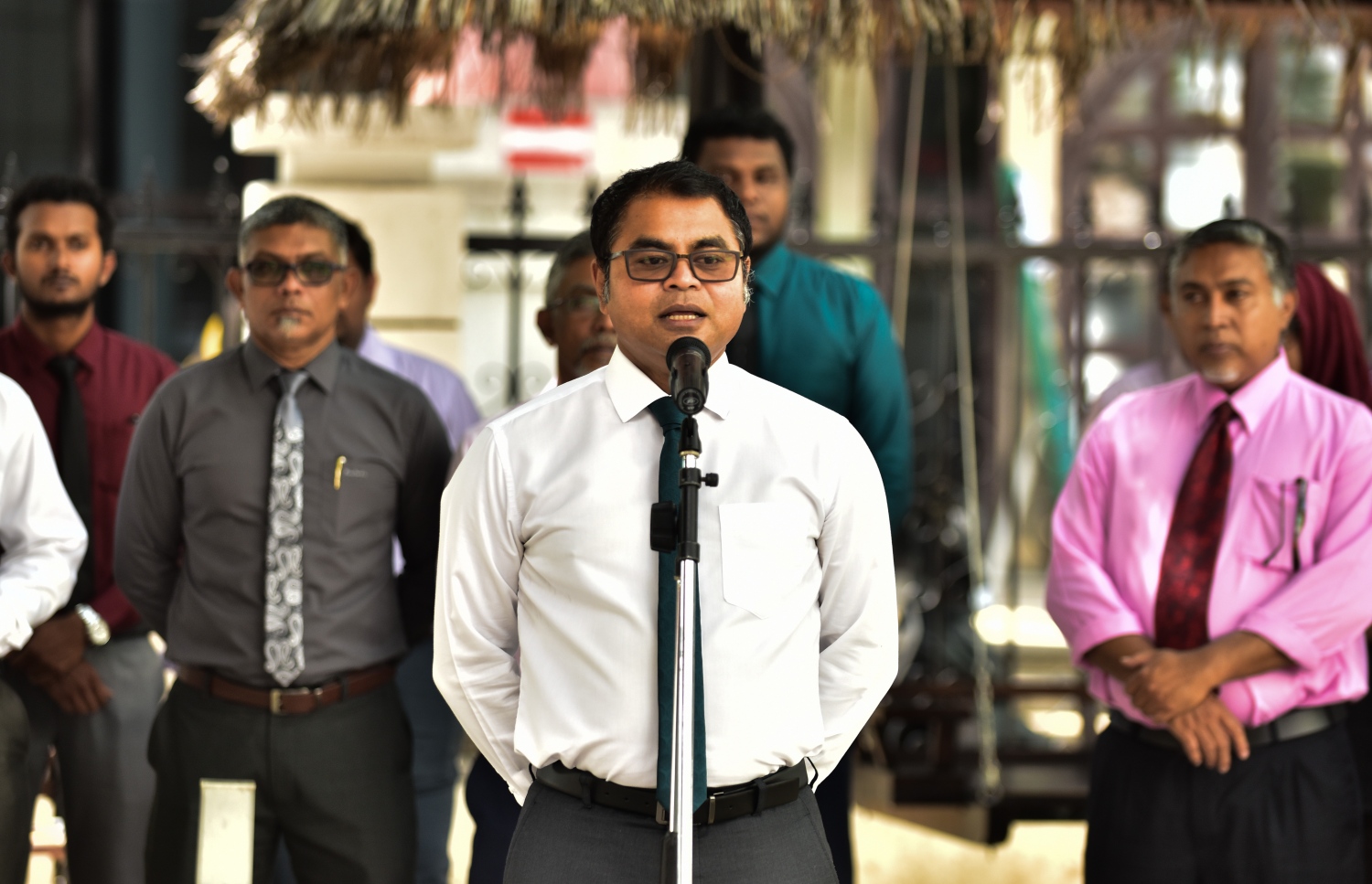 މާލޭގައި ޑަސްބިން ބެހެއްޓުމުގެ މަސައްކަތް ފެށުމަށް، އަމީނިއްޔާ ސްކޫލް ކުރިމަތީގައި ބޭއްވި ރަސްމިއްޔާތުގައި 
އެންވަޔަރްމަންޓް މިނިސްޓަރު ތޯރިގް ވާހަކަ ދައްކަަވަނީ.-- ފޮޓޯ: އަހުމަދު ނިޝާތު/ މިހާރު