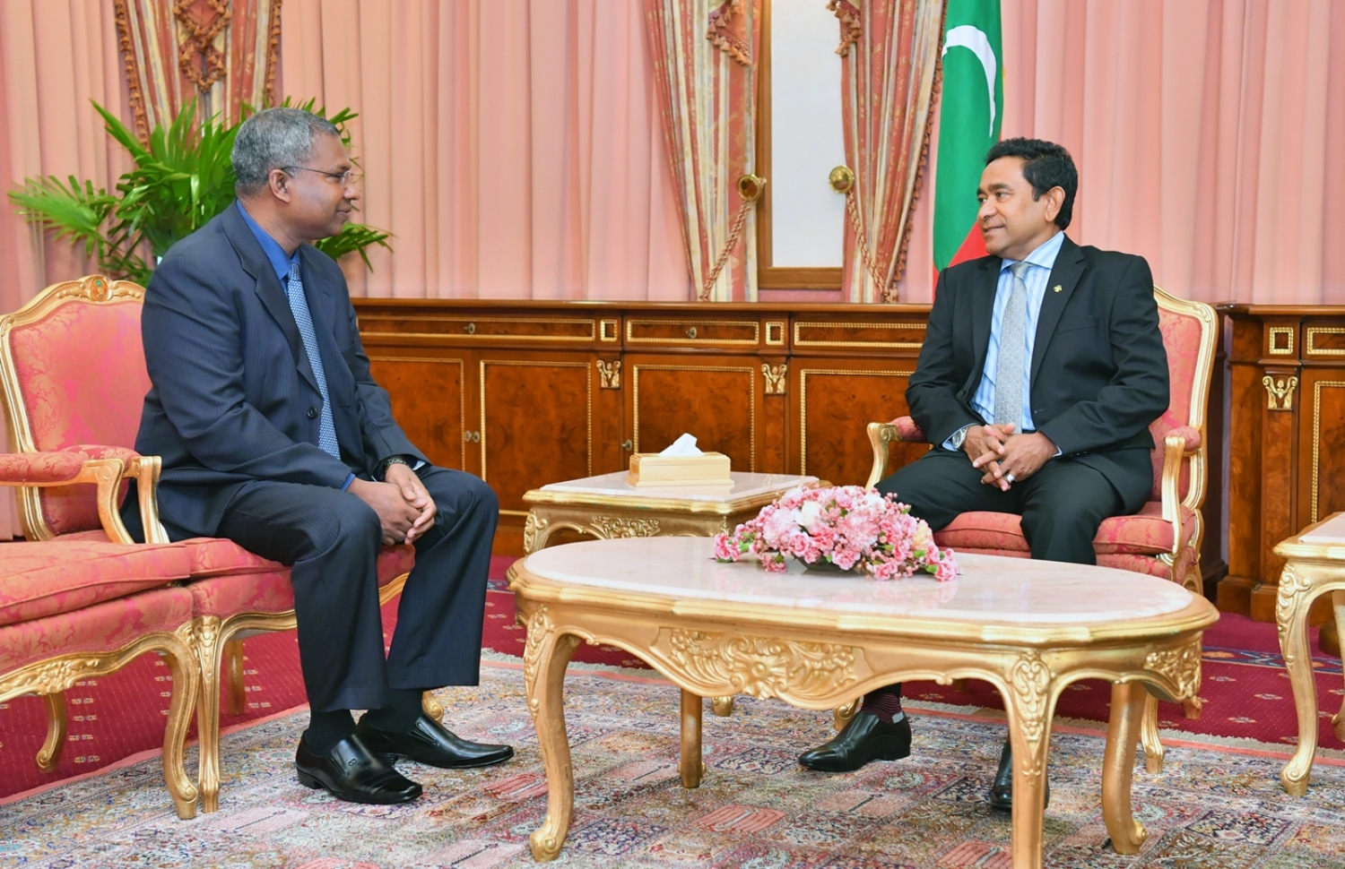 ކޮމިޝަނާ ޖެނެރަލް އޮފް ކަސްޓަމްސްގެ މަގާމަށް ޖުނެއިދު އައްޔަން ކުރެއްވުމަށް ފަހު، ރައީސް ޔާމީން މިއަދު އޭނާއާ ބައްދަލުކުރައްވަނީ.---ފޮޓޯ: ރައީސް އޮފީސް