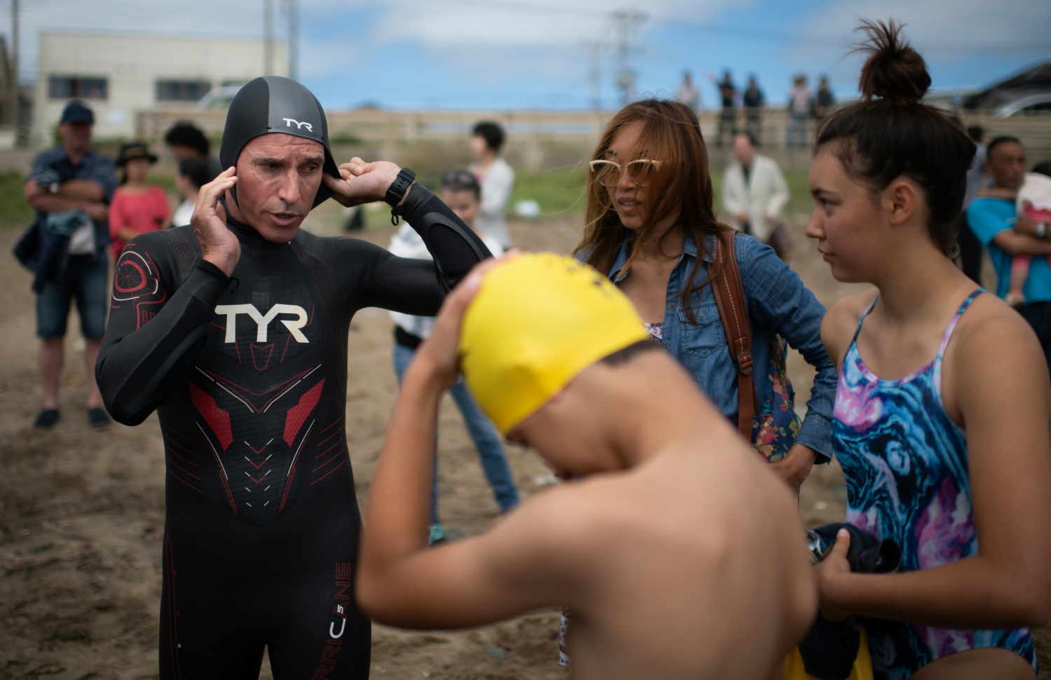 ފްރާންސްގެ މެރަތަން ފެތުންތެރިޔާ ލެކޮމްޓެ ޕެސިފިކް ހުރަސްކޮށް ފެތުމުގެ ދަތުރަށް މިއަދު ފެށުމުގެ ކުރިން އޭނާގެ ދެ ދަރިންނާއި އަންހެނުނާ އެކު. --ފޮޓޯ:އޭއެފްޕީ