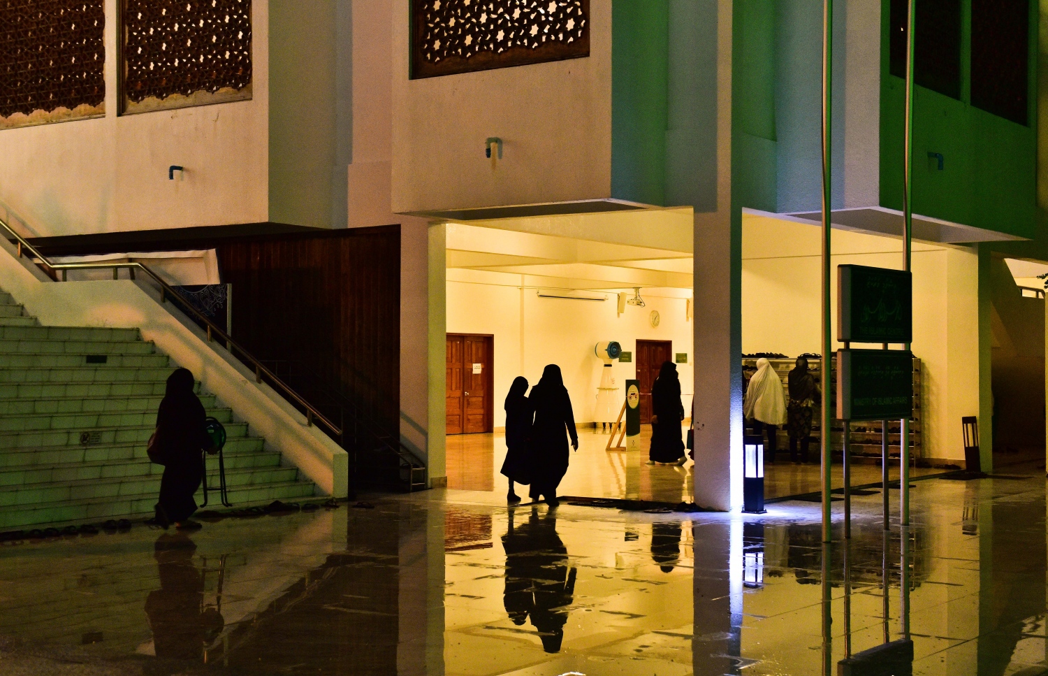 މާލެ: ޖޫން 5، 2018- މި އަހަރުގެ ރޯދަ މަހުގެ ފަހު 10 ގެ ފުރަތަމަ ދަމު ނަމާދު އިސްލާމީ މަރުކަޒަށް ބަޔަކު ދަނީ: މި މިސްކިތުގައި މި އަހަރު ވެސް އިމާމުވެ ދަމު ނަމާދު ކުރައްވަނީ މަޝްހޫރު ދީނީ އިލްމުވެރިޔާ ޑރ. މުހައްމަދު ޝަހީމް އަލީ ސައީދު.---ފޮޓޯ: އަހުމަދު ނިޝާތު/މިހާރު