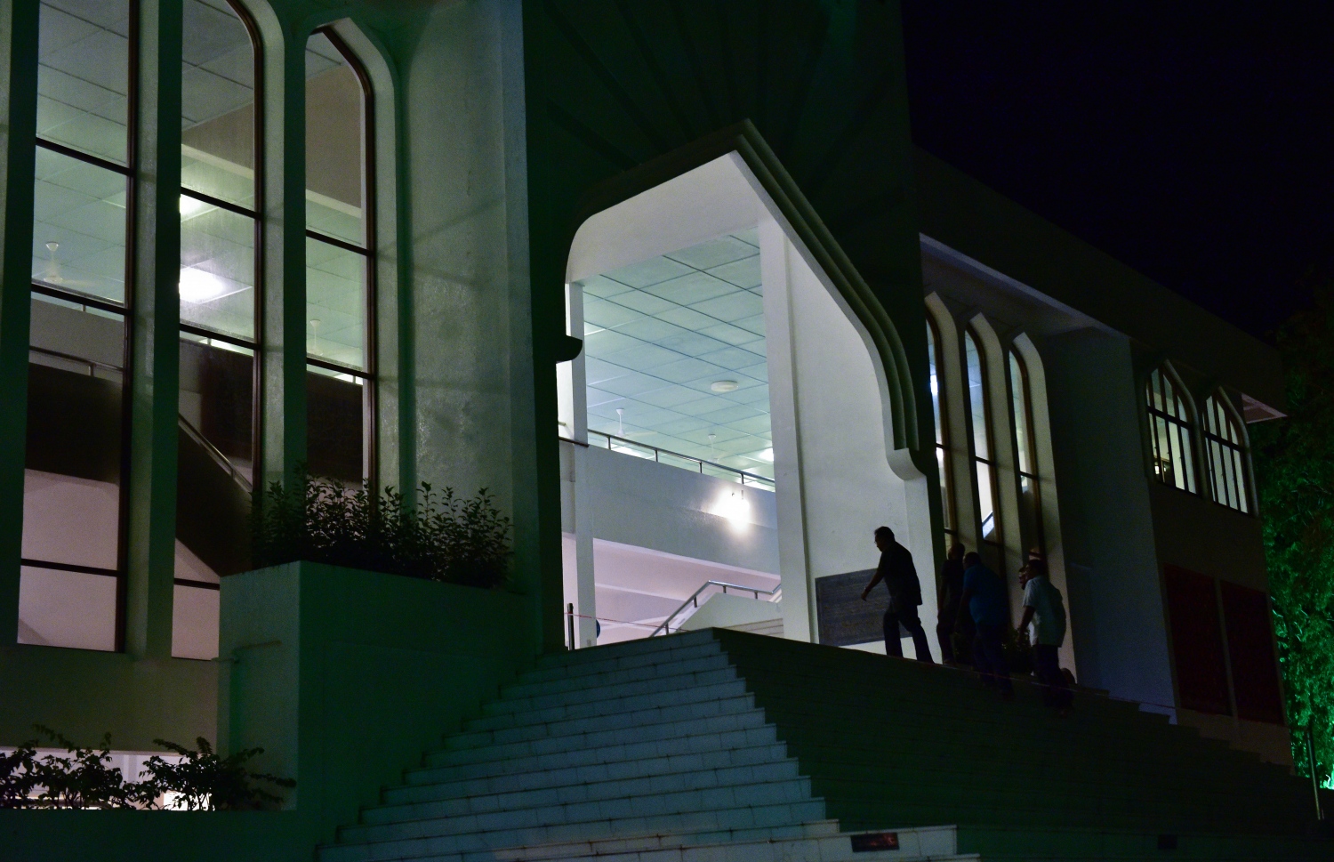 މާލެ: ޖޫން 5، 2018- މި އަހަރުގެ ރޯދަ މަހުގެ ފަހު 10 ގެ ފުރަތަމަ ދަމު ނަމާދު އިސްލާމީ މަރުކަޒަށް ބަޔަކު ދަނީ: މި މިސްކިތުގައި މި އަހަރު ވެސް އިމާމުވެ ދަމު ނަމާދު ކުރައްވަނީ މަޝްހޫރު ދީނީ އިލްމުވެރިޔާ ޑރ. މުހައްމަދު ޝަހީމް އަލީ ސައީދު.---ފޮޓޯ: އަހުމަދު ނިޝާތު/މިހާރު