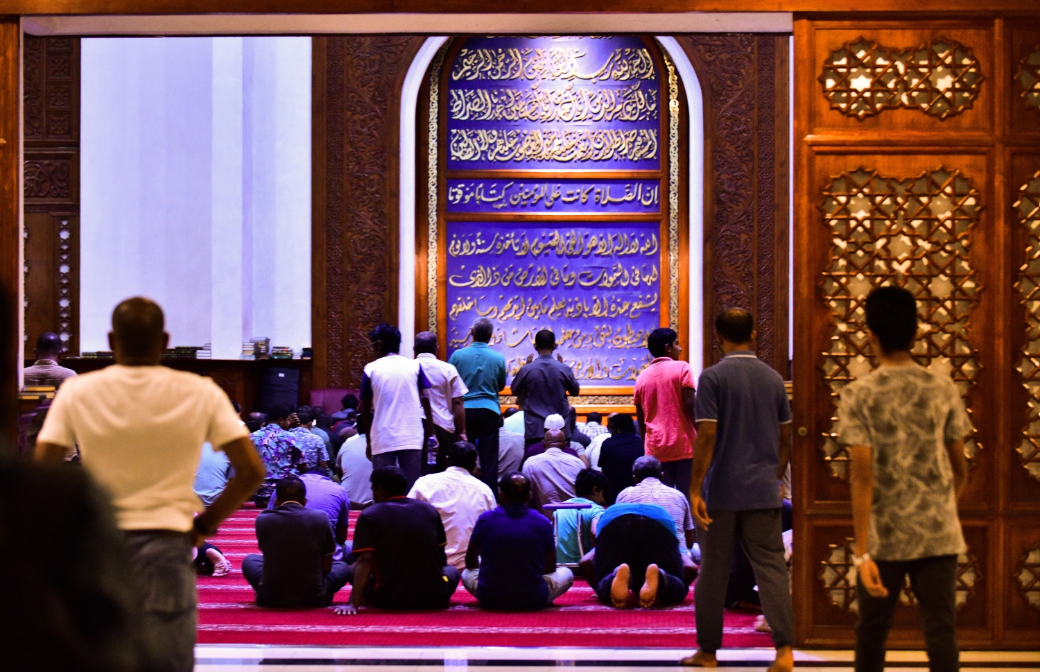 މާލެ: ޖޫން 5، 2018- މި އަހަރުގެ ރޯދަ މަހުގެ ފަހު 10 ގެ ފުރަތަމަ ދަމު ނަމާދު އިސްލާމީ މަރުކަޒަށް ދިޔަ ބައެއް މީހުން، އެ ނަމާދަށް ފެށުމުގެ ކުރިން މިސްކިތުގައި މަޑުކޮށްލައިގެން: މި މިސްކިތުގައި މި އަހަރު ވެސް އިމާމުވެ ދަމު ނަމާދު ކުރައްވަނީ މަޝްހޫރު ދީނީ އިލްމުވެރިޔާ ޑރ. މުހައްމަދު ޝަހީމް އަލީ ސައީދު.---ފޮޓޯ: އަހުމަދު ނިޝާތު/މިހާރު