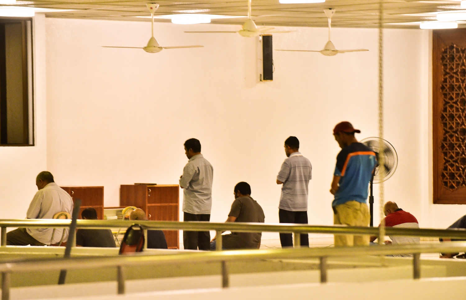 މާލެ: ޖޫން 5، 2018- މި އަހަރުގެ ރޯދަ މަހުގެ ފަހު 10 ގެ ފުރަތަމަ ދަމު ނަމާދު އިސްލާމީ މަރުކަޒަށް ދިޔަ ބައެއް މީހުން: މި މިސްކިތުގައި މި އަހަރު ވެސް އިމާމުވެ ދަމު ނަމާދު ކުރައްވަނީ މަޝްހޫރު ދީނީ އިލްމުވެރިޔާ ޑރ. މުހައްމަދު ޝަހީމް އަލީ ސައީދު.---ފޮޓޯ: އަހުމަދު ނިޝާތު/މިހާރު