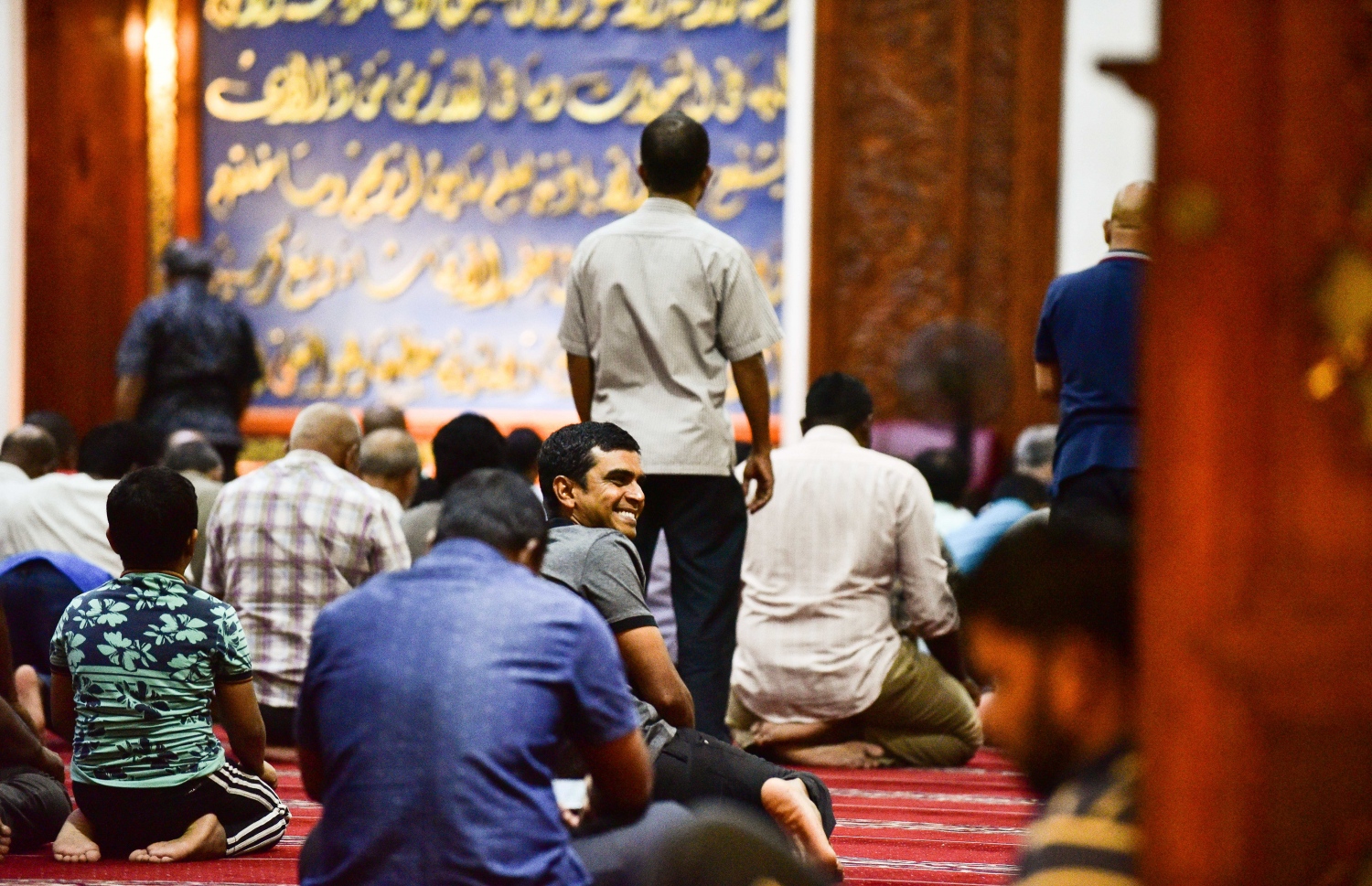 މާލެ: ޖޫން 5، 2018- މި އަހަރުގެ ރޯދަ މަހުގެ ފަހު 10 ގެ ފުރަތަމަ ދަމު ނަމާދު އިސްލާމީ މަރުކަޒަށް ދިޔަ ބައެއް މީހުން، އެ ނަމާދަށް ފެށުމުގެ ކުރިން މިސްކިތުގައި މަޑުކޮށްލައިގެން.---ފޮޓޯ: އަހުމަދު ނިޝާތު/މިހާރު