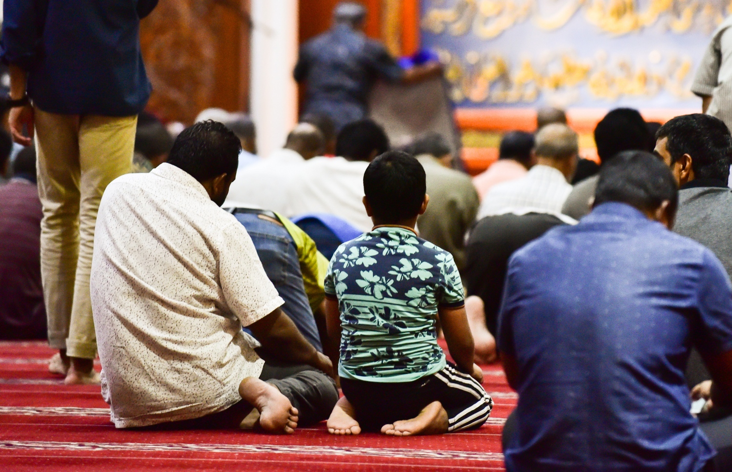 މާލެ: ޖޫން 5، 2018- މި އަހަރުގެ ރޯދަ މަހުގެ ފަހު 10 ގެ ފުރަތަމަ ދަމު ނަމާދު އިސްލާމީ މަރުކަޒަށް ދިޔަ ބައެއް މީހުން، އެ ނަމާދަށް ފެށުމުގެ ކުރިން މިސްކިތުގައި މަޑުކޮށްލައިގެން: މި މިސްކިތުގައި މި އަހަރު ވެސް އިމާމުވެ ދަމު ނަމާދު ކުރައްވަނީ މަޝްހޫރު ދީނީ އިލްމުވެރިޔާ ޑރ. މުހައްމަދު ޝަހީމް އަލީ ސައީދު.---ފޮޓޯ: އަހުމަދު ނިޝާތު/މިހާރު