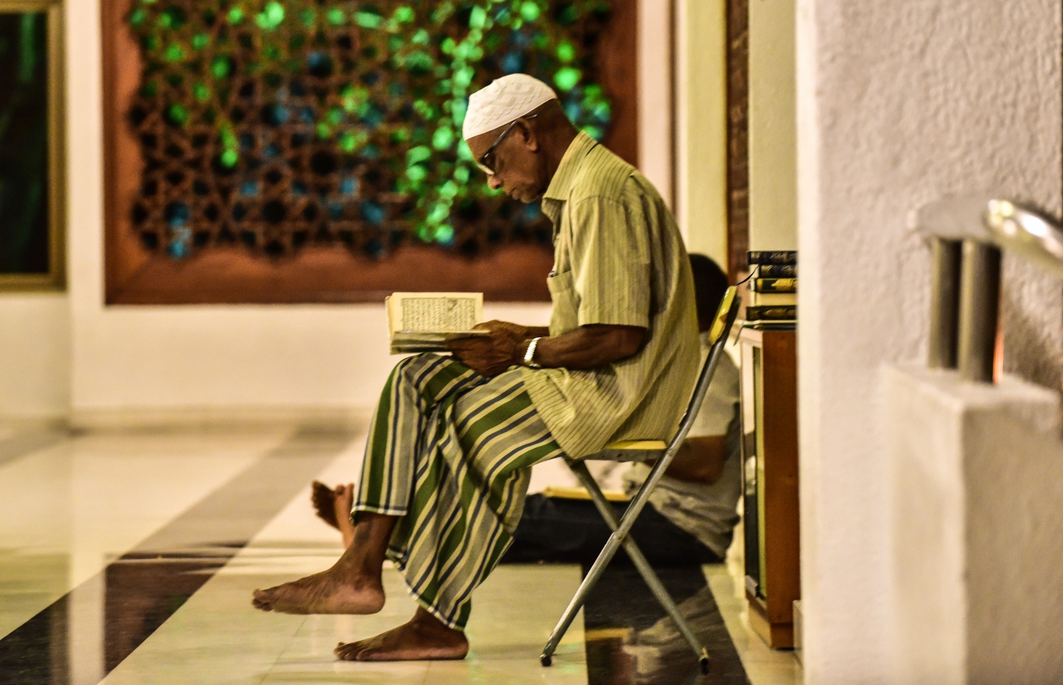 މާލެ: ޖޫން 5، 2018- މި އަހަރުގެ ރޯދަ މަހުގެ ފަހު 10 ގެ ފުރަތަމަ ދަމު ނަމާދު އިސްލާމީ މަރުކަޒަށް ދިޔަ މީހަކު ގުރުއާން ކިޔަވަނީ: މާލޭގައި މި އަހަރުގެ ދަމު ނަމާދު 18 މިސްކިތެއްގައި ކުރާނެ.---ފޮޓޯ: އަހުމަދު ނިޝާތު/މިހާރު