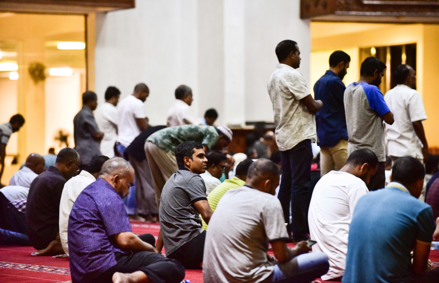 މާލެ: ޖޫން 5، 2018- މި އަހަރުގެ ރޯދަ މަހުގެ ފަހު 10 ގެ ފުރަތަމަ ދަމު ނަމާދު އިސްލާމީ މަރުކަޒަށް ދިޔަ ބައެއް މީހުން، އެ ނަމާދަށް ފެށުމުގެ ކުރިން މިސްކިތުގައި މަޑުކޮށްލައިގެން: ރޯދަ މަހު ދަމު ނަމާދު ކުރުމަށް ވަރަށް ގިނަ ބަޔަކު ޚާއްސަ ސަމާލުކަމެއް ދޭ.---ފޮޓޯ: އަހުމަދު ނިޝާތު/މިހާރު