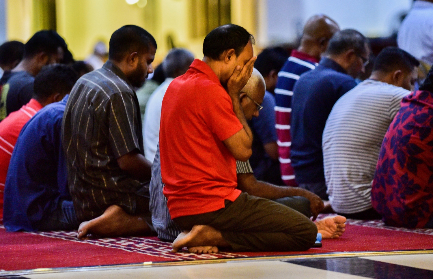 މާލެ: ޖޫން 5، 2018- މި އަހަރުގެ ރޯދަ މަހުގެ ފަހު 10 ގެ ފުރަތަމަ ދަމު ނަމާދު އިސްލާމީ މަރުކަޒަށް ދިޔަ ބައެއް މީހުން، އެ ނަމާދަށް ފެށުމުގެ ކުރިން މިސްކިތުގައި މަޑުކޮށްލައިގެން: މި މިސްކިތުގައި މި އަހަރު ވެސް އިމާމުވެ ދަމު ނަމާދު ކުރައްވަނީ މަޝްހޫރު ދީނީ އިލްމުވެރިޔާ ޑރ. މުހައްމަދު ޝަހީމް އަލީ ސައީދު.---ފޮޓޯ: އަހުމަދު ނިޝާތު/މިހާރު