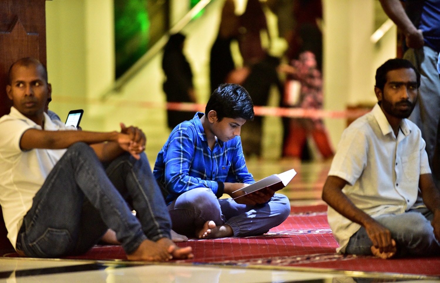 މާލެ: ޖޫން 5، 2018- މި އަހަރުގެ ރޯދަ މަހުގެ ފަހު 10 ގެ ފުރަތަމަ ދަމު ނަމާދު އިސްލާމީ މަރުކަޒަށް ދިޔަ ބައެއް މީހުން، އެ ނަމާދަށް ފެށުމުގެ ކުރިން މިސްކިތުގައި މަޑުކޮށްލައިގެން: މި މިސްކިތުގައި މި އަހަރު ވެސް އިމާމުވެ ދަމު ނަމާދު ކުރައްވަނީ މަޝްހޫރު ދީނީ އިލްމުވެރިޔާ ޑރ. މުހައްމަދު ޝަހީމް އަލީ ސައީދު.---ފޮޓޯ: އަހުމަދު ނިޝާތު/މިހާރު