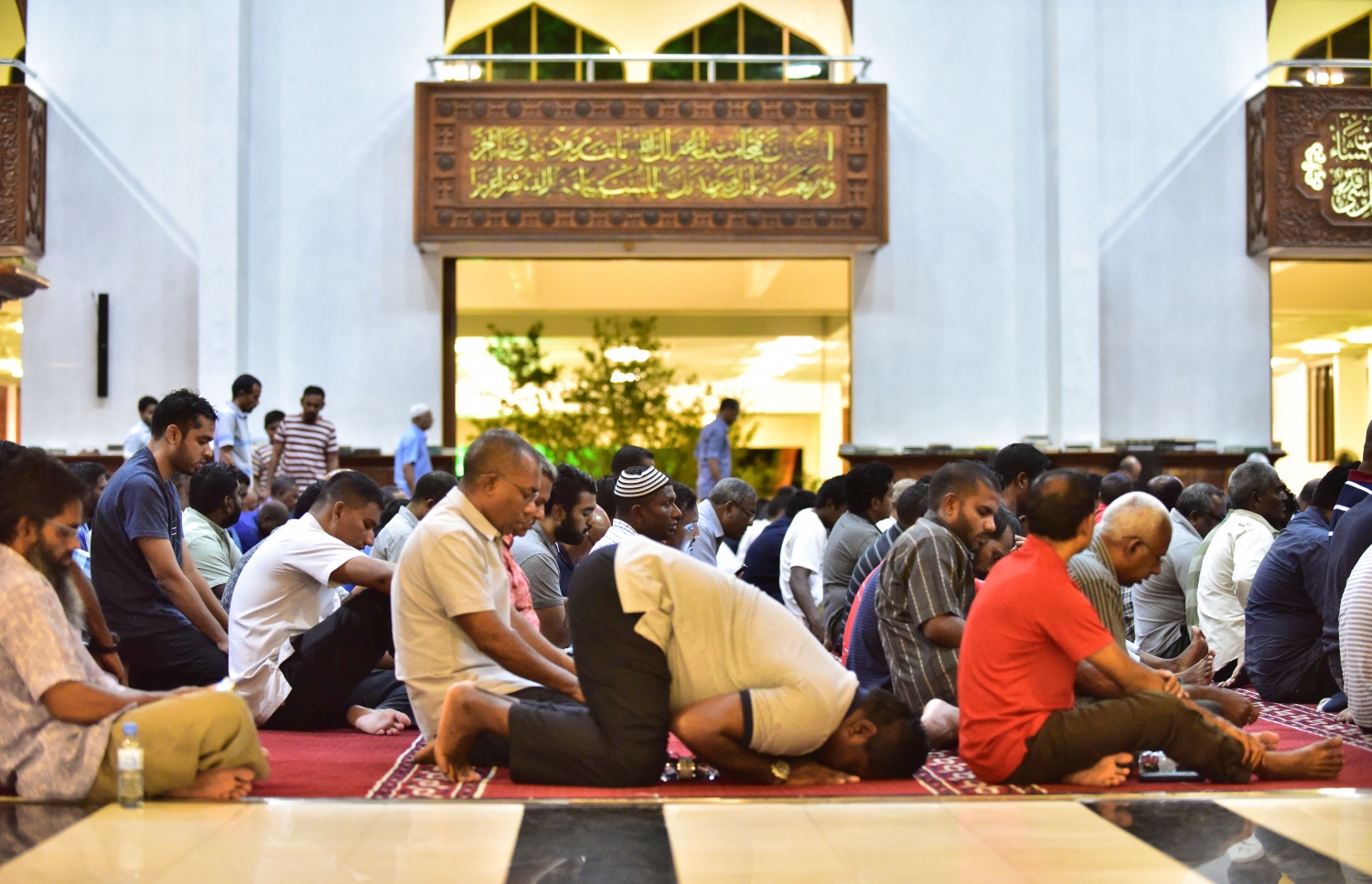 މާލެ: ޖޫން 5، 2018- މި އަހަރުގެ ރޯދަ މަހުގެ ފަހު 10 ގެ ފުރަތަމަ ދަމު ނަމާދު އިސްލާމީ މަރުކަޒަށް ދިޔަ ބައެއް މީހުން، އެ ނަމާދަށް ފެށުމުގެ ކުރިން މިސްކިތުގައި މަޑުކޮށްލައިގެން: މި މިސްކިތުގައި މި އަހަރު ވެސް އިމާމުވެ ދަމު ނަމާދު ކުރައްވަނީ މަޝްހޫރު ދީނީ އިލްމުވެރިޔާ ޑރ. މުހައްމަދު ޝަހީމް އަލީ ސައީދު.---ފޮޓޯ: އަހުމަދު ނިޝާތު/މިހާރު