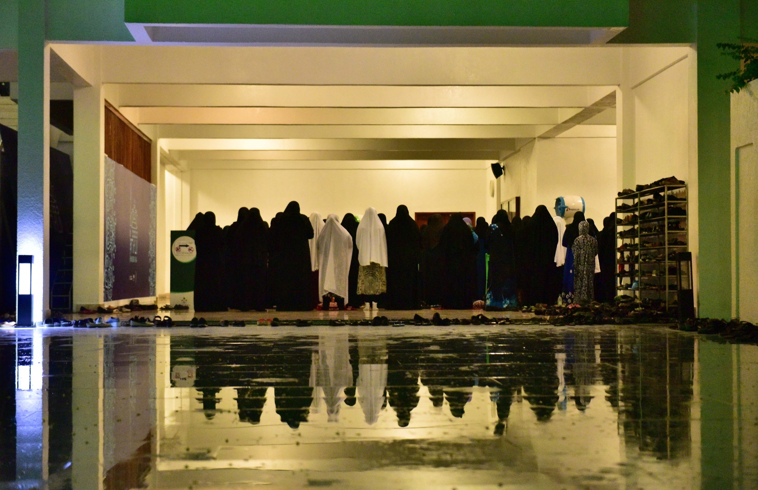 މާލެ: ޖޫން 5، 2018- މި އަހަރުގެ ރޯދަ މަހުގެ ފަހު 10 ގެ ފުރަތަމަ ދަމު ނަމާދަށް އިސްލާމީ މަރުކަޒަށް ދިޔަ އަންހެނުންތަކެއް އެ ނަމާދުގައި ބައިވެރިވަނީ.---ފޮޓޯ: އަހުމަދު ނިޝާތު/މިހާރު