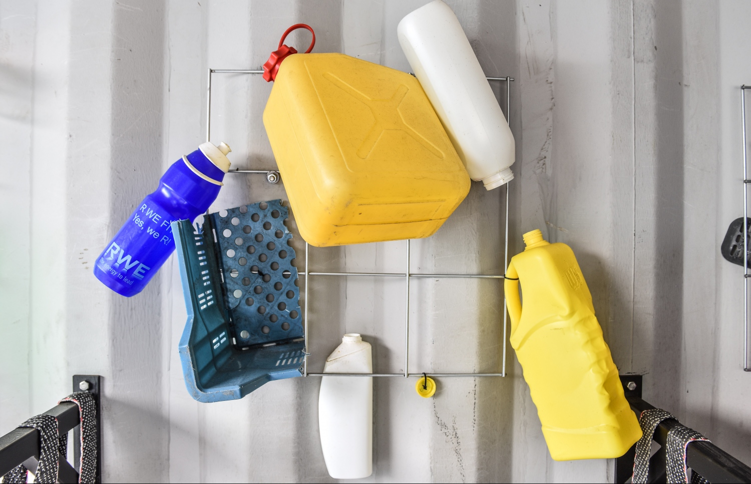 މާލެ: 5 ޖޫން 2018: ދުނިޔޭގެ ކަނޑުތައް ހިމާޔަތްކުރުމަށްޓަކައި މަސައްކަތްކުރާ އަމިއްލަ ޖަމިއްޔާއެއް ކަމަށްވާ "ޕާލޭ" އިން ހަދިޔާކުރި ޕްލާސްޓިކް ރިސައިކްލިން ލެބުގައި ރިސައިކަލް ކުރަން ބަހައްޓާފައި ހުރި ފުޅިތަކެއް: މިހާރު މިތަނުގައި ހުރި މެޝިންތަކުން ދުވާލަކު 100-500 ކިލޯގެ ޕްލާސްޓިކް ރިސައިކަލް ކުރެވޭނެކަމަށް ޕާލޭ މޯލްޑިވްސް އިން ބުނޭ .-- ފޮޓޯ: ނިޝާން އަލީ/މިހާރު