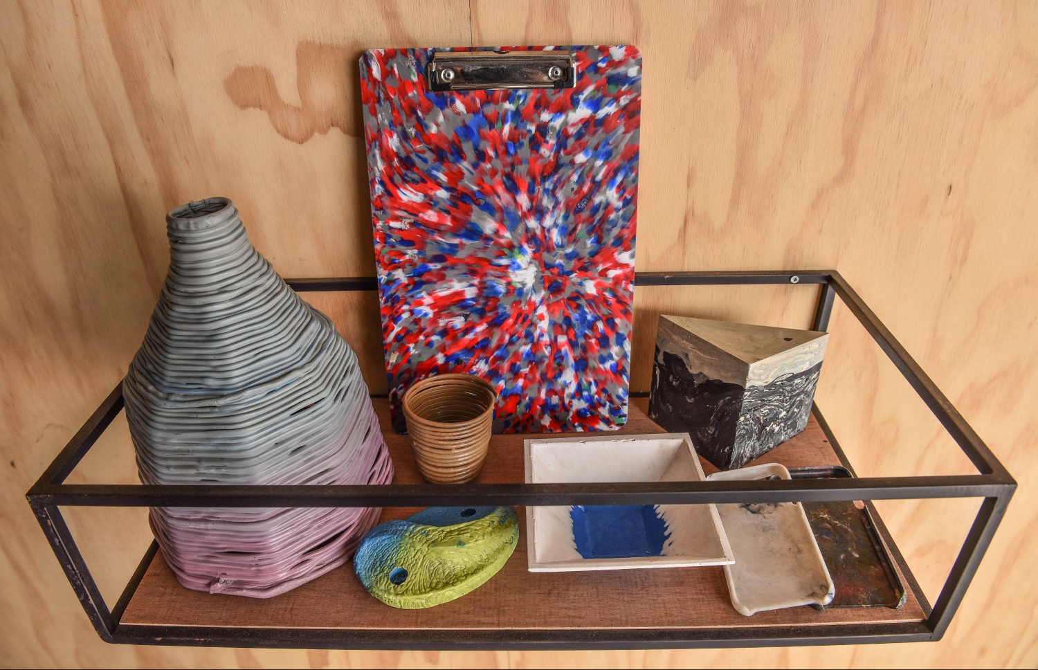 މާލެ: 5 ޖޫން 2018: ދުނިޔޭގެ ކަނޑުތައް ހިމާޔަތްކުރުމަށްޓަކައި މަސައްކަތްކުރާ އަމިއްލަ ޖަމިއްޔާއެއް ކަމަށްވާ "ޕާލޭ" އިން ހަދިޔާކުރި ޕްލާސްޓިކް ރިސައިކްލިން ލެބުގައި ހަދާފައިވަާ ބައެއް ތަކެތި: މިހާރު މިތަނުގައި ހުރި މެޝިންތަކުން ދުވާލަކު 100-500 ކިލޯގެ ޕްލާސްޓިކް ރިސައިކަލް ކުރެވޭނެކަމަށް ޕާލޭ މޯލްޑިވްސް އިން ބުނޭ .-- ފޮޓޯ: ނިޝާން އަލީ/މިހާރު