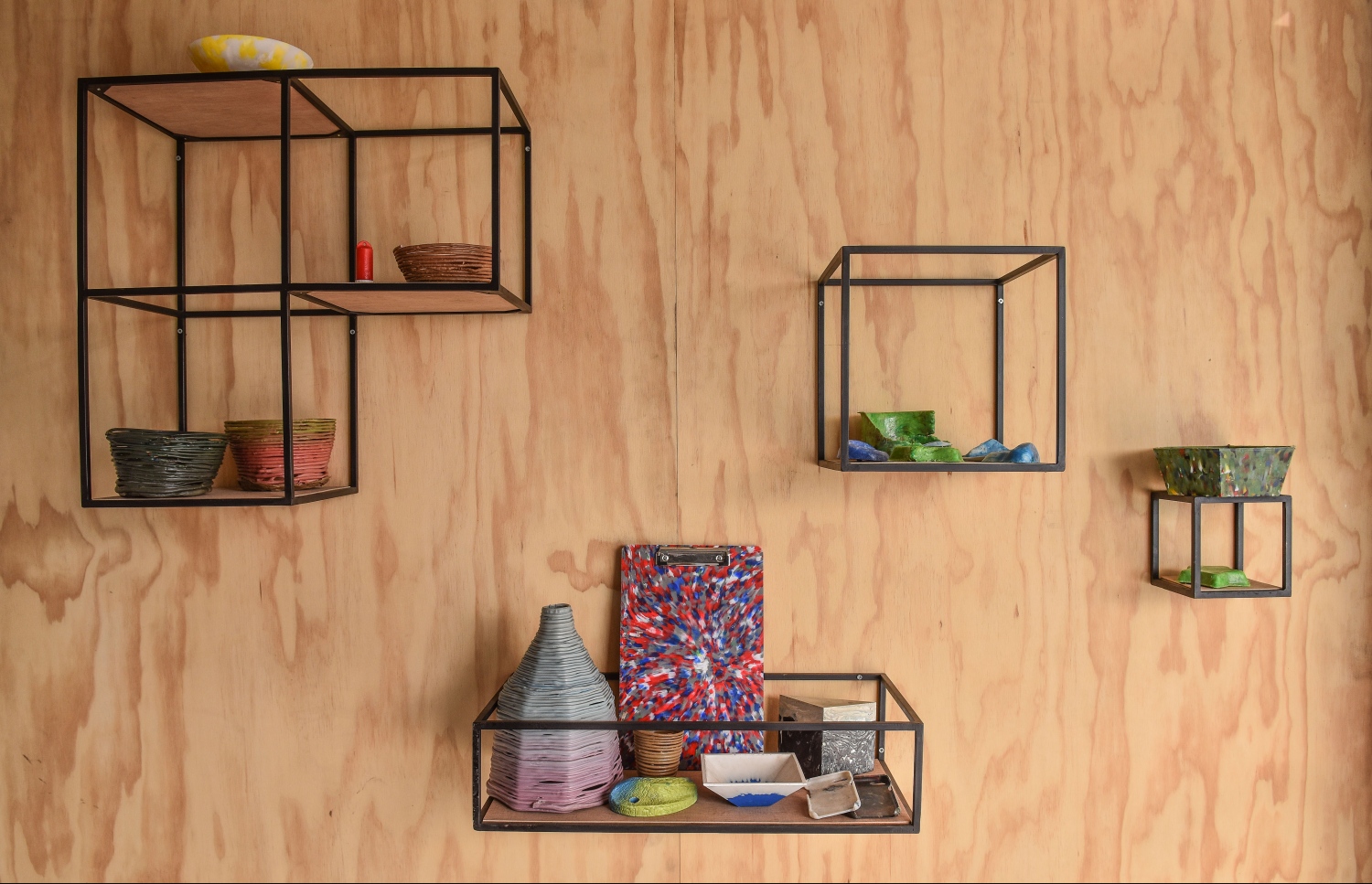 މާލެ: 5 ޖޫން 2018: ދުނިޔޭގެ ކަނޑުތައް ހިމާޔަތްކުރުމަށްޓަކައި މަސައްކަތްކުރާ އަމިއްލަ ޖަމިއްޔާއެއް ކަމަށްވާ "ޕާލޭ" އިން ހަދިޔާކުރި ޕްލާސްޓިކް ރިސައިކްލިން ލެބް: މިހާރު މިތަނުގައި ހުރި މެޝިންތަކުން ދުވާލަކު 100-500 ކިލޯގެ ޕްލާސްޓިކް ރިސައިކަލް ކުރެވޭނެކަމަށް ޕާލޭ މޯލްޑިވްސް އިން ބުނޭ .-- ފޮޓޯ: ނިޝާން އަލީ/މިހާރު