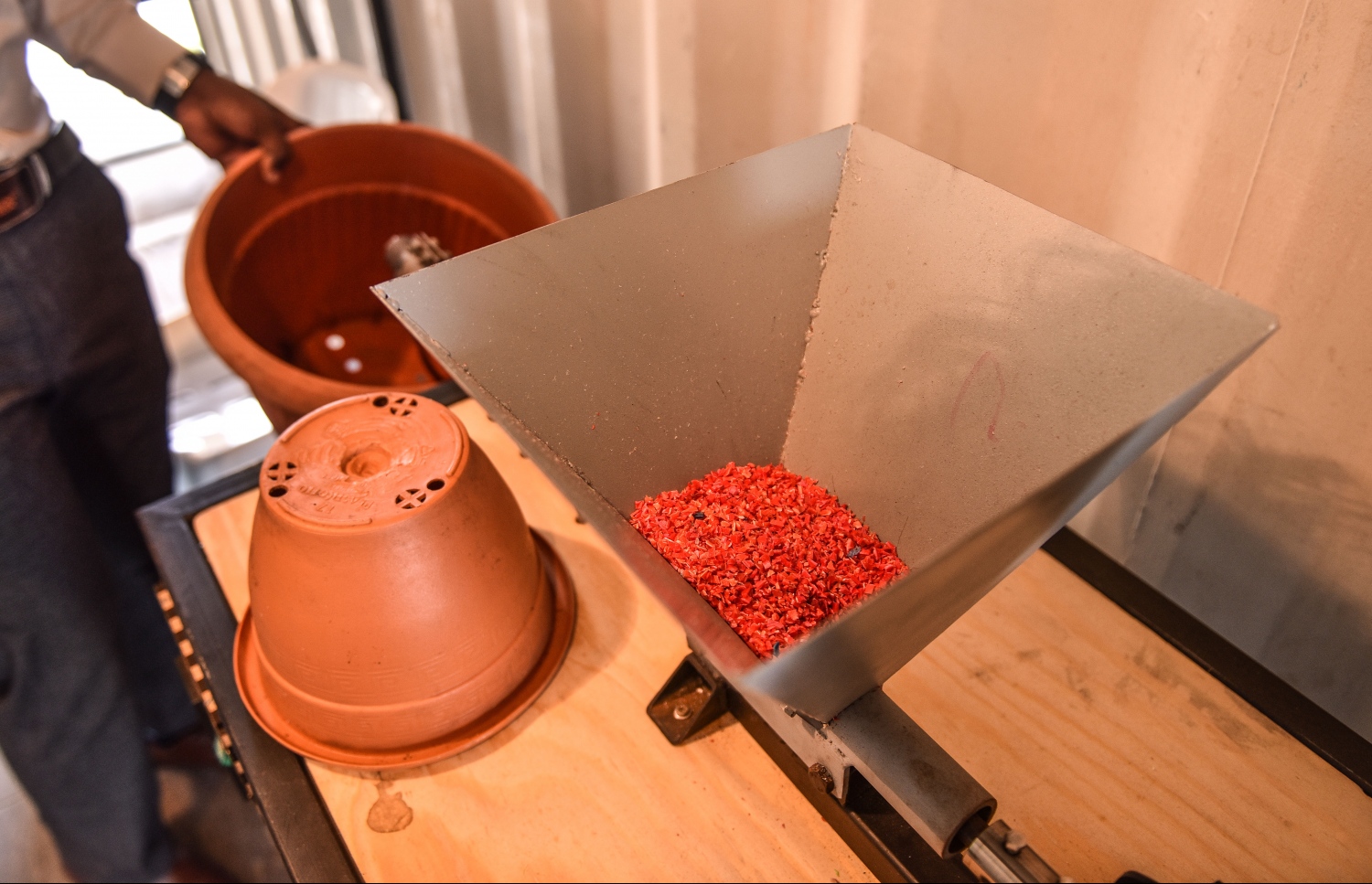 މާލެ: 5 ޖޫން 2018: ދުނިޔޭގެ ކަނޑުތައް ހިމާޔަތްކުރުމަށްޓަކައި މަސައްކަތްކުރާ އަމިއްލަ ޖަމިއްޔާއެއް ކަމަށްވާ "ޕާލޭ" އިން ހަދިޔާކުރި ޕްލާސްޓިކް ރިސައިކްލިން ލެބް: މިހާރު މިތަނުގައި ހުރި މެޝިންތަކުން ދުވާލަކު 100-500 ކިލޯގެ ޕްލާސްޓިކް ރިސައިކަލް ކުރެވޭނެކަމަށް ޕާލޭ މޯލްޑިވްސް އިން ބުނޭ .-- ފޮޓޯ: ނިޝާން އަލީ/މިހާރު