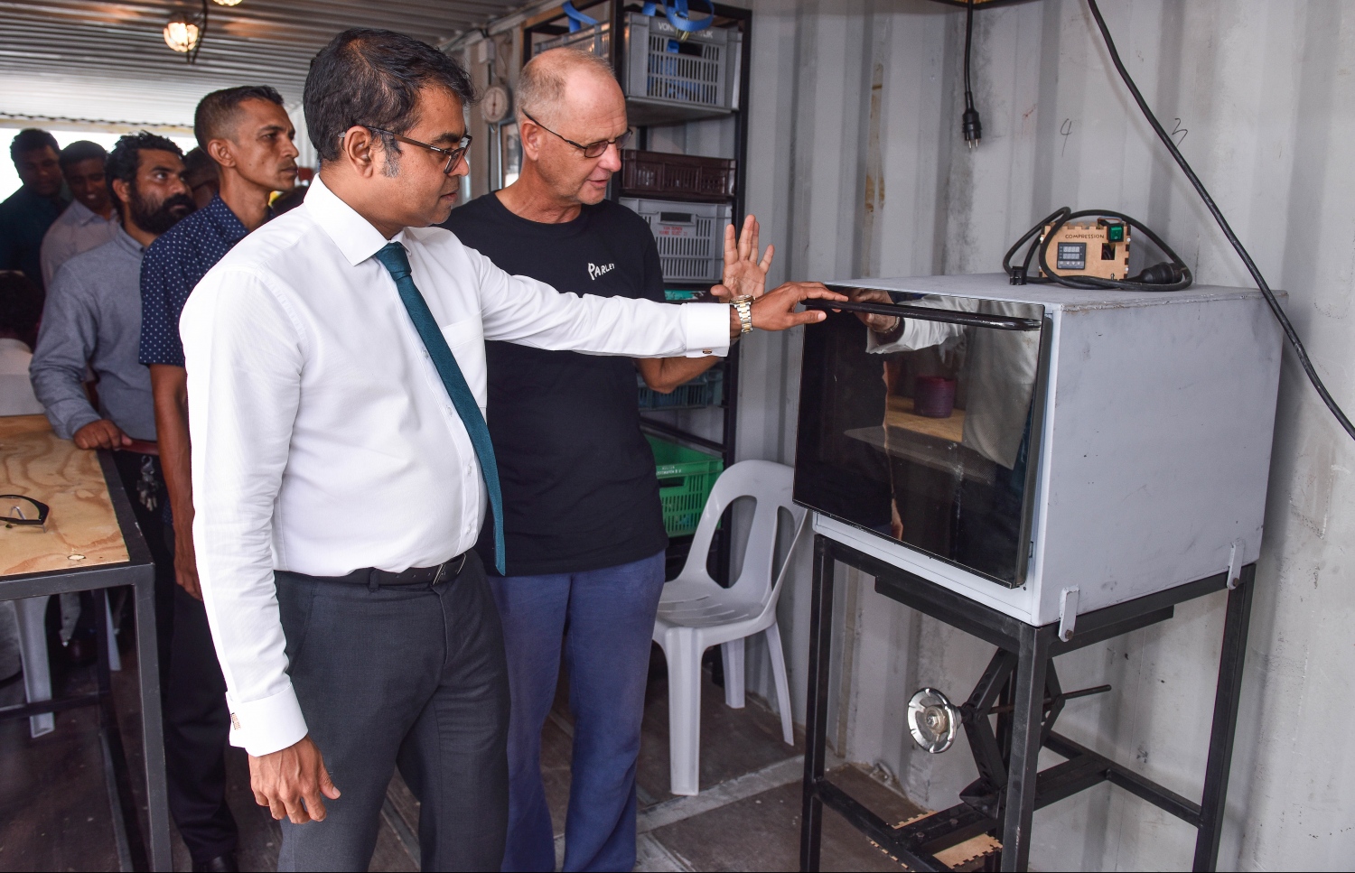 މާލެ: 5 ޖޫން 2018: ދުނިޔޭގެ ކަނޑުތައް ހިމާޔަތްކުރުމަށްޓަކައި މަސައްކަތްކުރާ އަމިއްލަ ޖަމިއްޔާއެއް ކަމަށްވާ "ޕާލޭ" އިން ހަދިޔާކުރި ޕްލާސްޓިކް ރިސައިކްލިން ލެބް މަސައްކަތް ކުރާގޮތް، އެންވަޔަރްމަންޓް މިނިސްޓަރު ތޯރިގް  ބައްލަވާލައްވަނީ : މިހާރު މިތަނުގައި ހުރި މެޝިންތަކުން ދުވާލަކު 100-500 ކިލޯގެ ޕްލާސްޓިކް ރިސައިކަލް ކުރެވޭނެކަމަށް ޕާލޭ މޯލްޑިވްސް އިން ބުނޭ .-- ފޮޓޯ: ނިޝާން އަލީ/މިހާރު