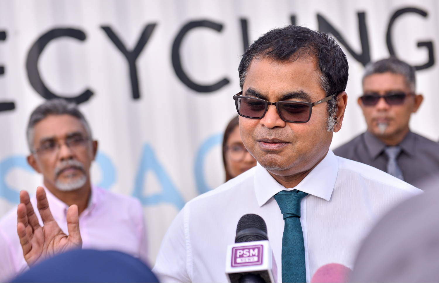 މާލެ: ޖޫން 5، 2018: ދުނިޔޭގެ ކަނޑުތައް ހިމާޔަތްކުރުމަށްޓަކައި މަސައްކަތްކުރާ އަމިއްލަ ޖަމިއްޔާއެއް ކަމަށްވާ "ޕާލޭ" އިން ހަދިޔާކުރި ޕްލާސްޓިކް ރިސައިކަލް ކުރާ ލެބް ހުޅުވަން ބޭއްވި ރަސްމިއްޔާތުގައި މިނިސްޓަރު ތޯރިޤް ވާހަކަ ދައްކަވަނީ: މިހާރު މިތަނުގައި ހުރި މެޝިންތަކުން ދުވާލަކު 100-500 ކިލޯގެ ޕްލާސްޓިކް ރިސައިކަލް ކުރެވޭނެކަމަށް ޕާލޭ މޯލްޑިވްސް އިން ބުނޭ .-- ފޮޓޯ: ނިޝާން އަލީ/މިހާރު