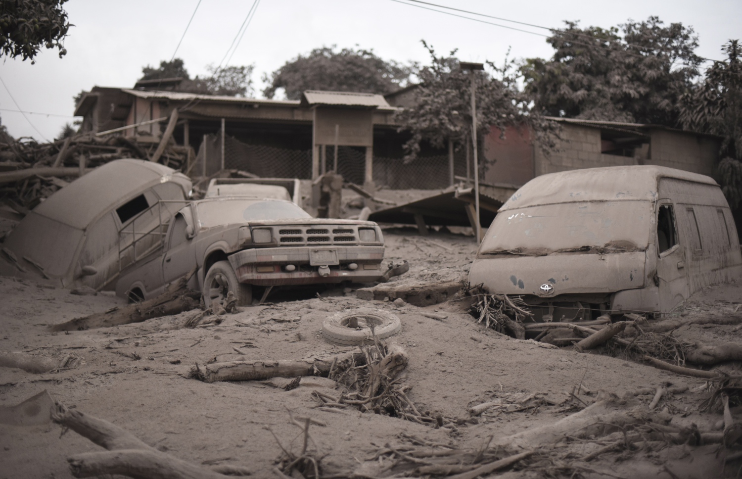 އަލިފާން ފަރުބަދަ ގޮވުން ފޭބި އަޅީގެ ސަބަބުން ބައެއް ވެހިކަލްތަކާއި އިމާރާތްތައް ފޮރުވިފައި. --ފޮޓޯ:އޭއެފްޕީ